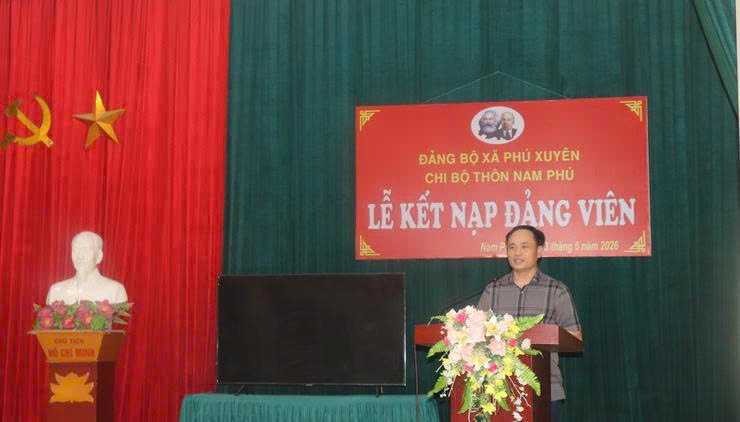 Chi bộ thôn Nam Phú (xã Phú Xuyên) kết nạp đảng viên mới, tạo đồng thuận với chủ trương sắp xếp thôn
