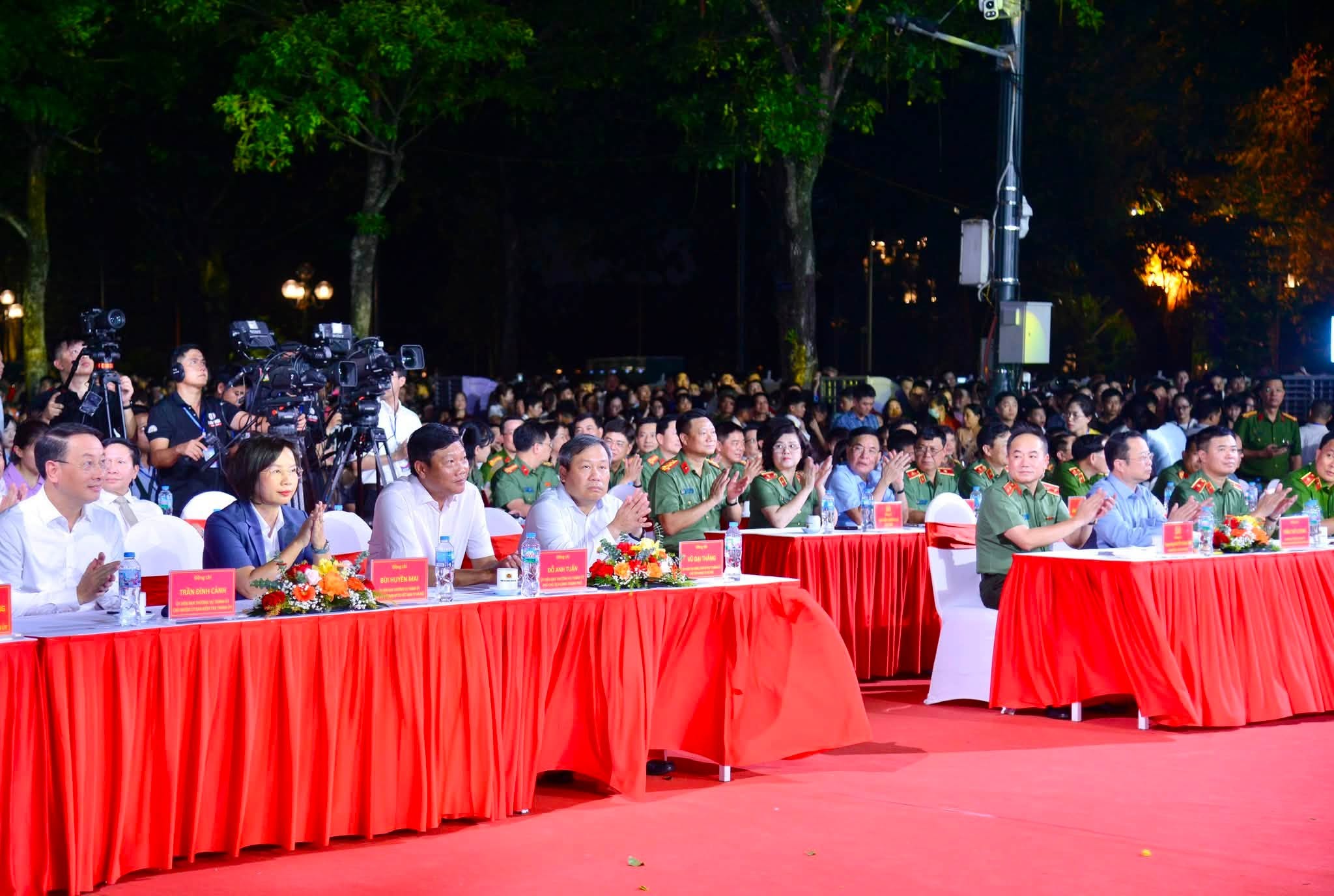 Chủ tịch UBND thành phố Hà Nội Vũ Đại Thắng dự chương trình nghệ thuật chính luận “81 mùa bình yên”