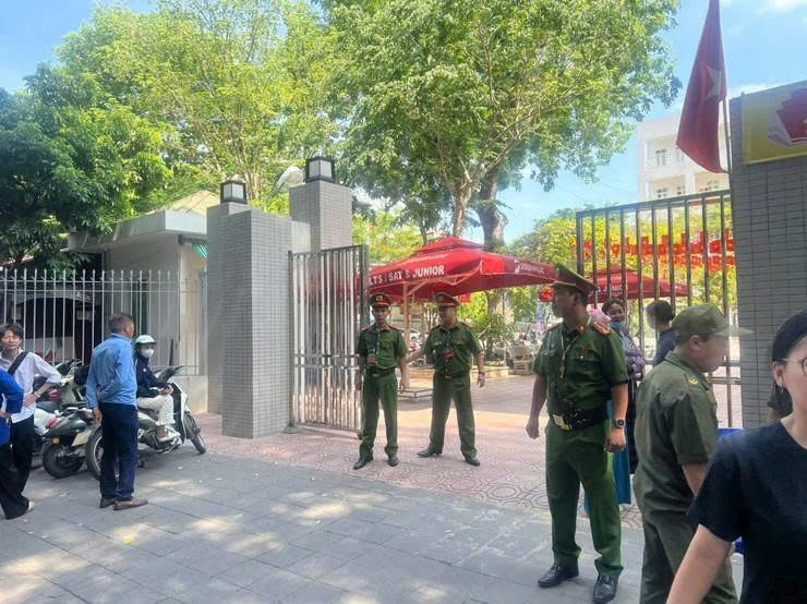Công an phường Bạch Mai siết chặt an ninh, bảo đảm an toàn tại 3 điểm thi tốt nghiệp THPT