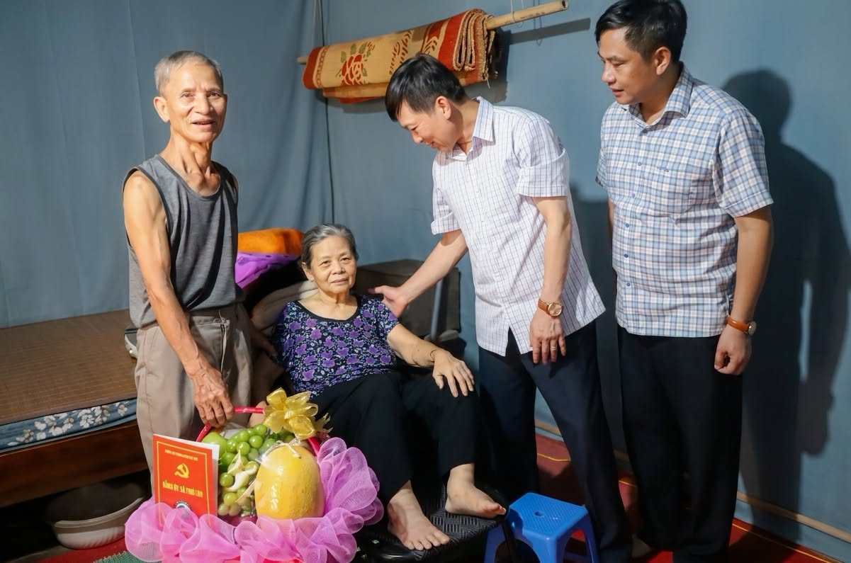 Xã Phú Cát trao gửi nghĩa tình, tri ân cán bộ Công an qua các thời kỳ