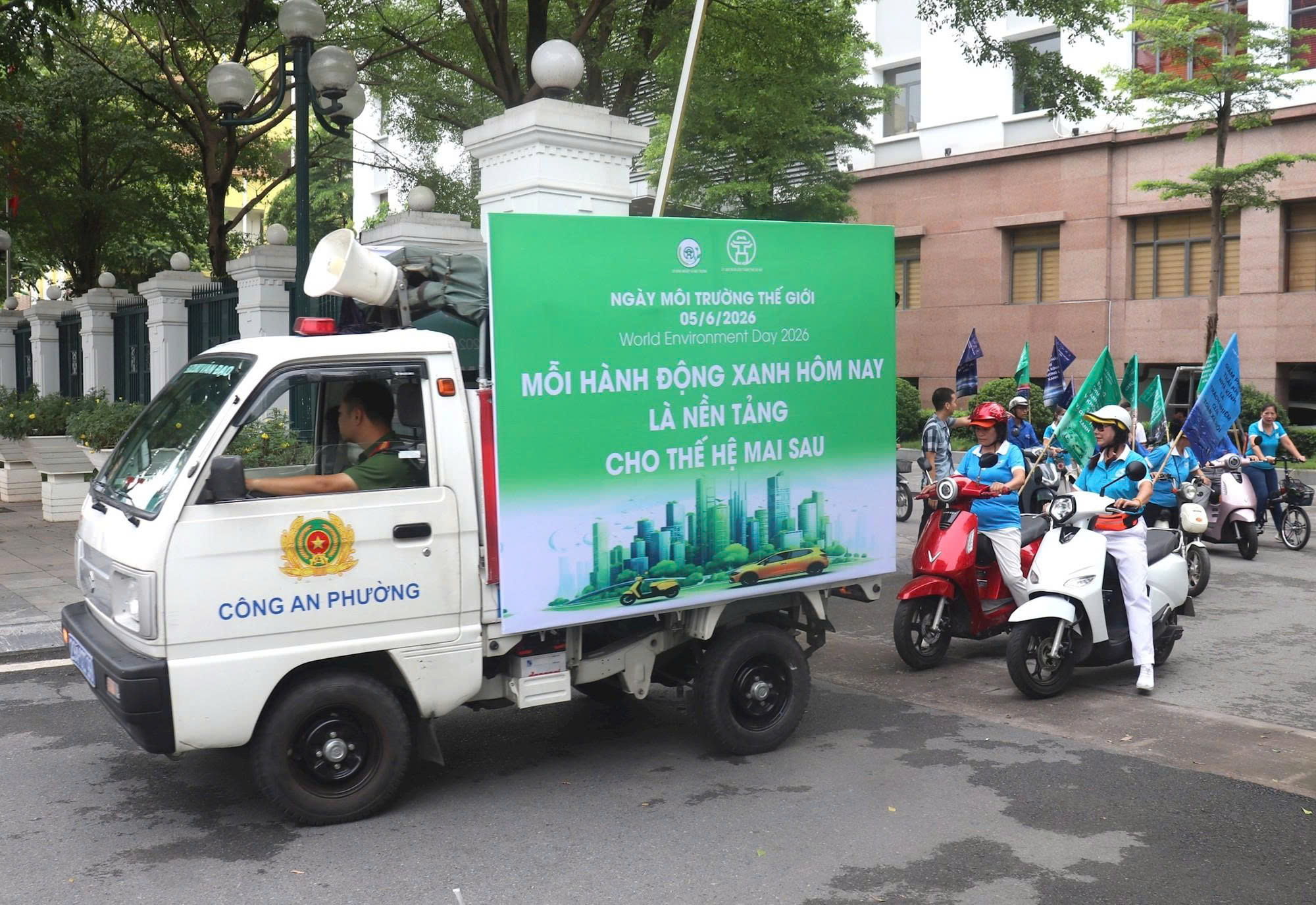 Phường Bạch Mai đồng loạt ra quân chung tay bảo vệ môi trường, vì Thủ đô xanh - sạch - đẹp