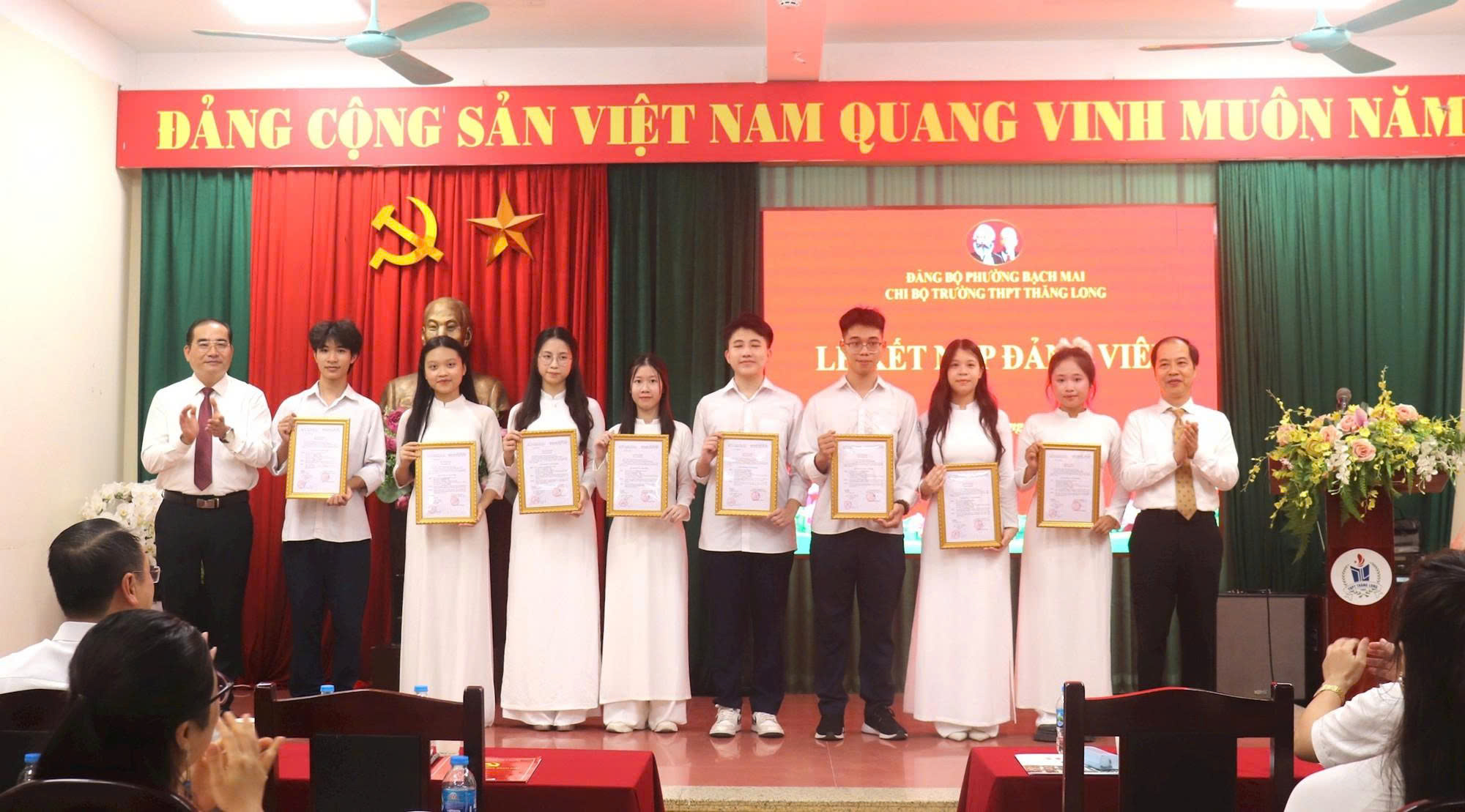Phường Bạch Mai bồi dưỡng “hạt giống đỏ”, kết nạp 15 đảng viên tuổi 18 từ trường THPT