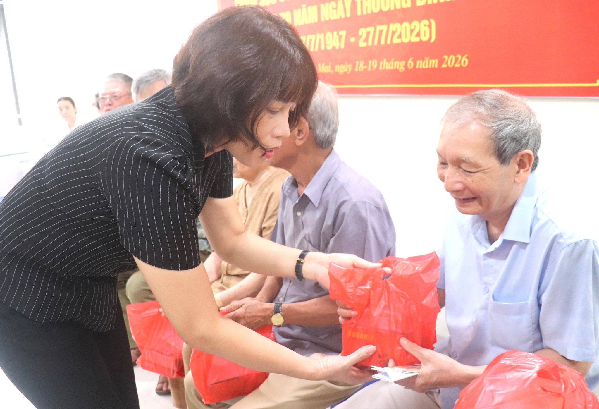 Phường Bạch Mai chăm lo sức khỏe hơn 1.000 người có công, lan tỏa nghĩa tình tri ân