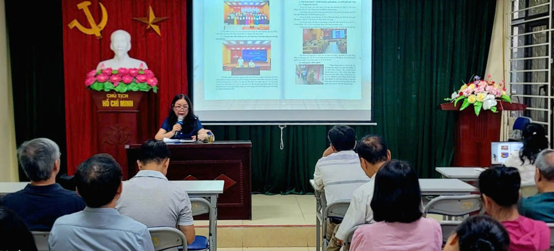 Phường Bạch Mai đưa “Bình dân học vụ số” về từng tổ dân phố, không để người dân bị bỏ lại phía sau
