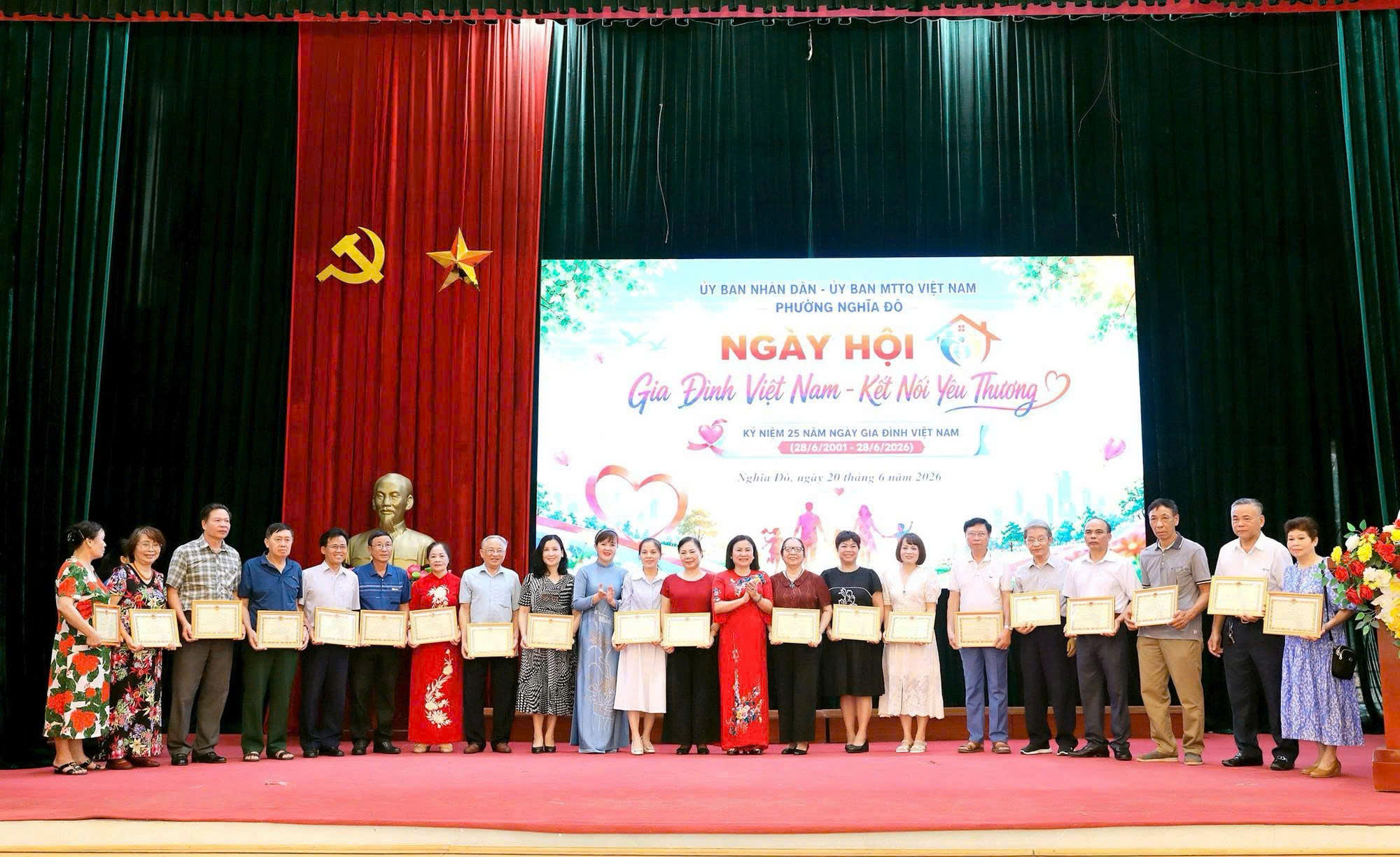 Phường Nghĩa Đô tôn vinh 106 gia đình tiêu biểu tại Ngày hội “Gia đình kết nối yêu thương”