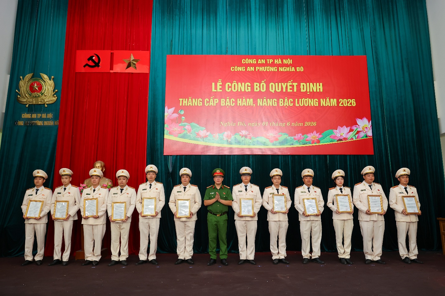 Công an phường Nghĩa Đô: 37 cán bộ được thăng cấp bậc hàm, nâng bậc lương năm 2026