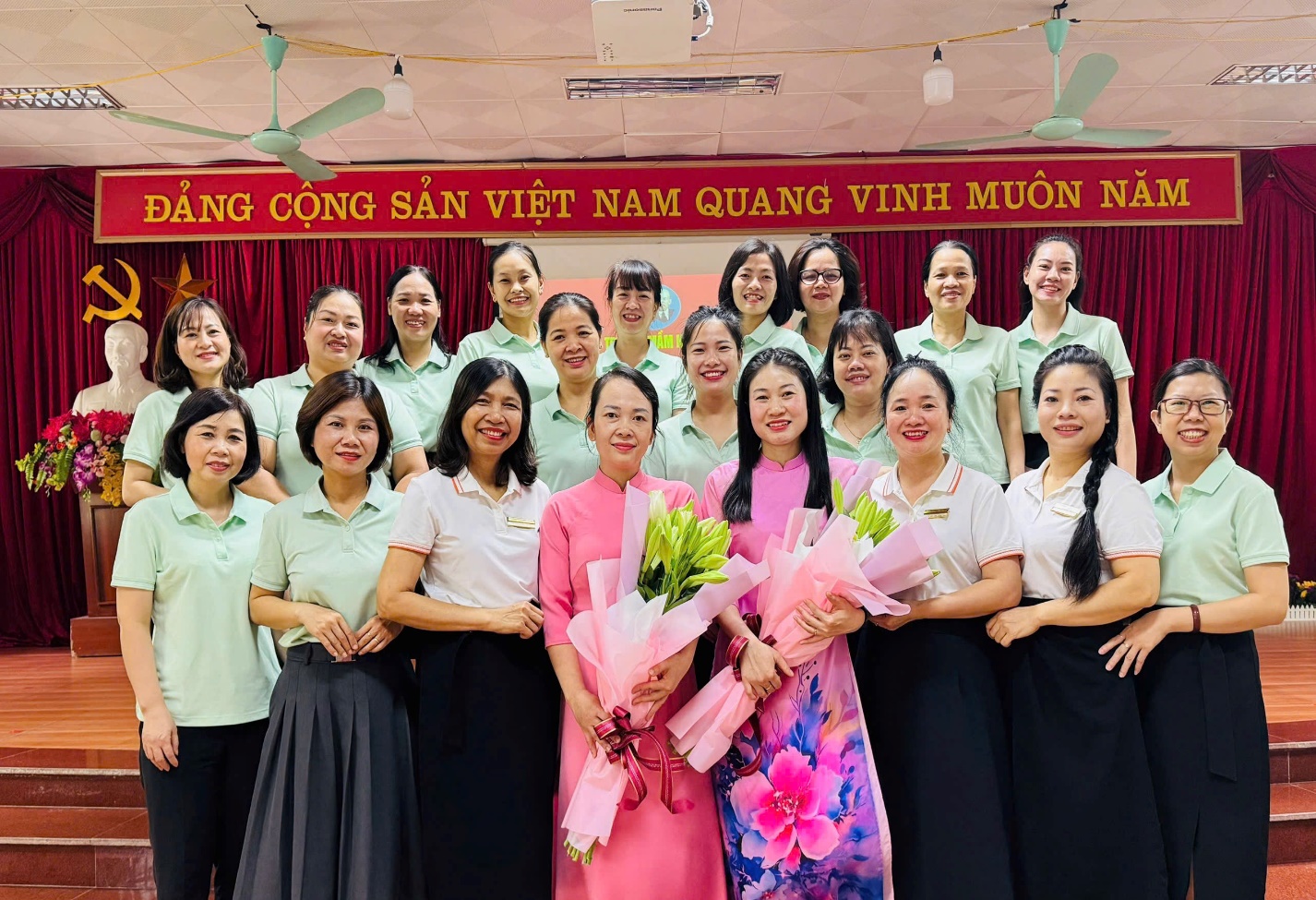 Phường Nghĩa Đô: Chi bộ Trường Mầm non Hoa Mai kết nạp thêm hai đảng viên mới