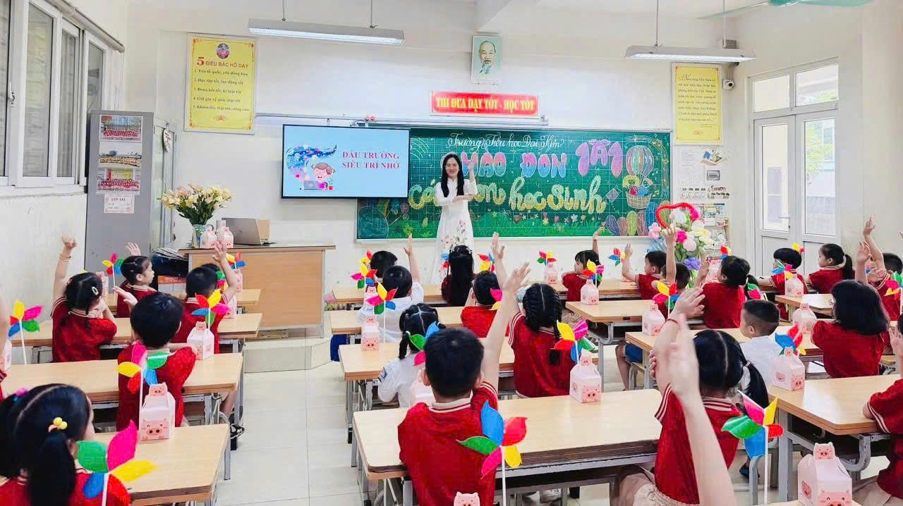 Cô giáo Lã Thiên Trang - người gieo những hạt mầm đầu tiên dưới mái trường Tiểu học Đại Kim