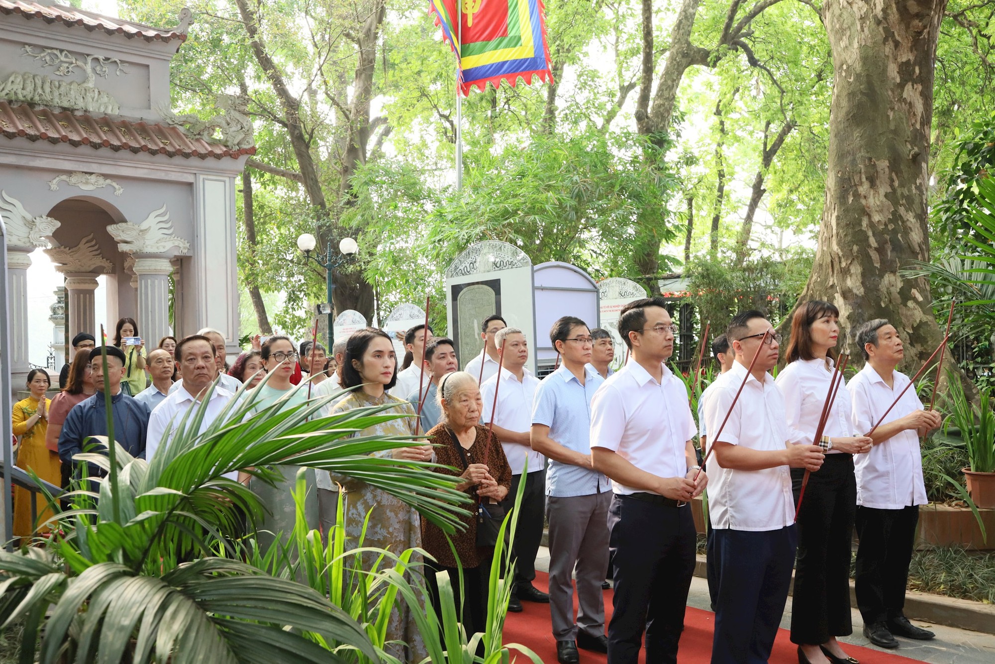 Phường Hoàn Kiếm dâng hương tưởng niệm 598 năm ngày Vua Lê Thái Tổ đăng quang