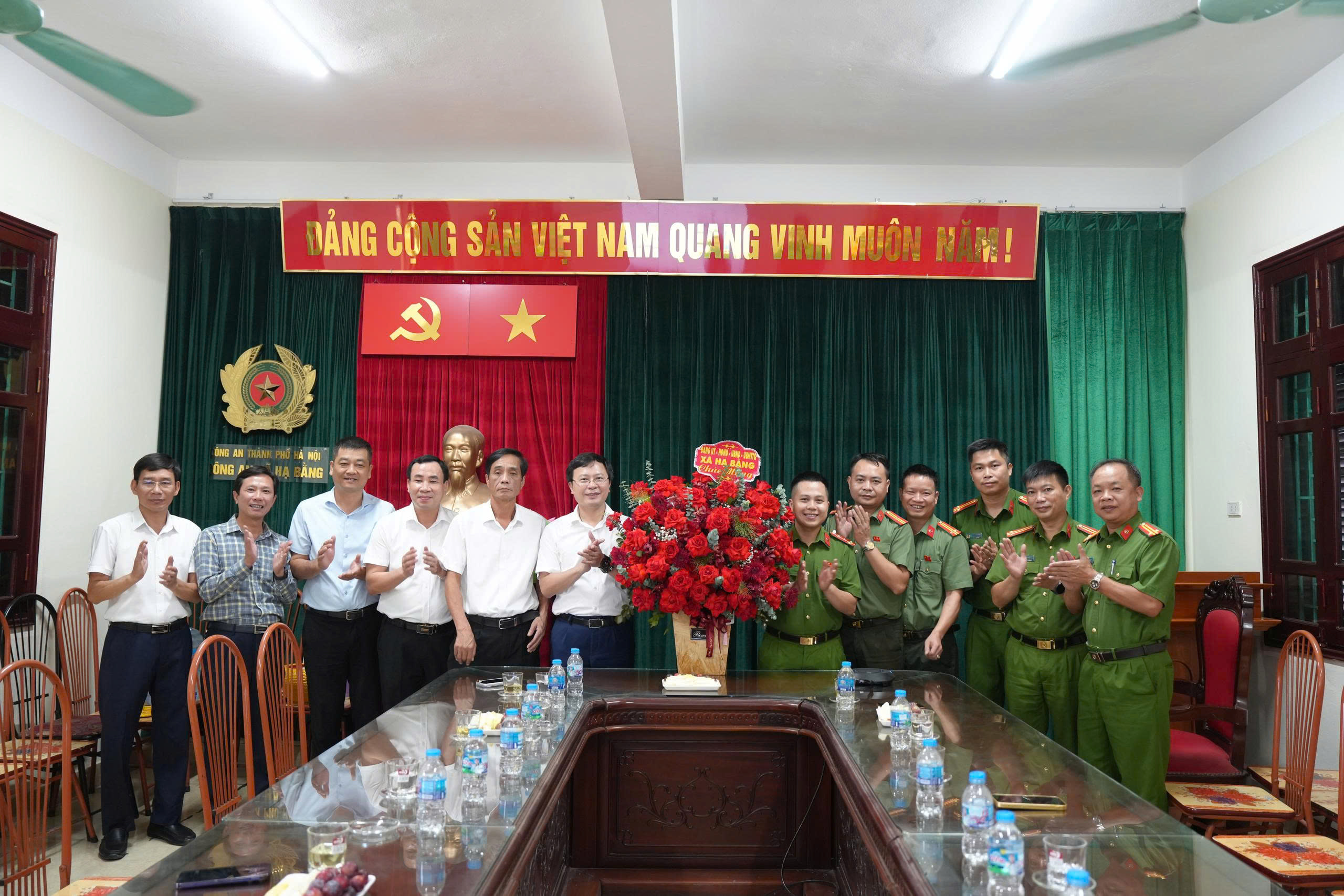 Lãnh đạo xã Hạ Bằng chúc mừng Công an xã nhân kỷ niệm 81 năm Ngày truyền thống Công an nhân dân Việt nam