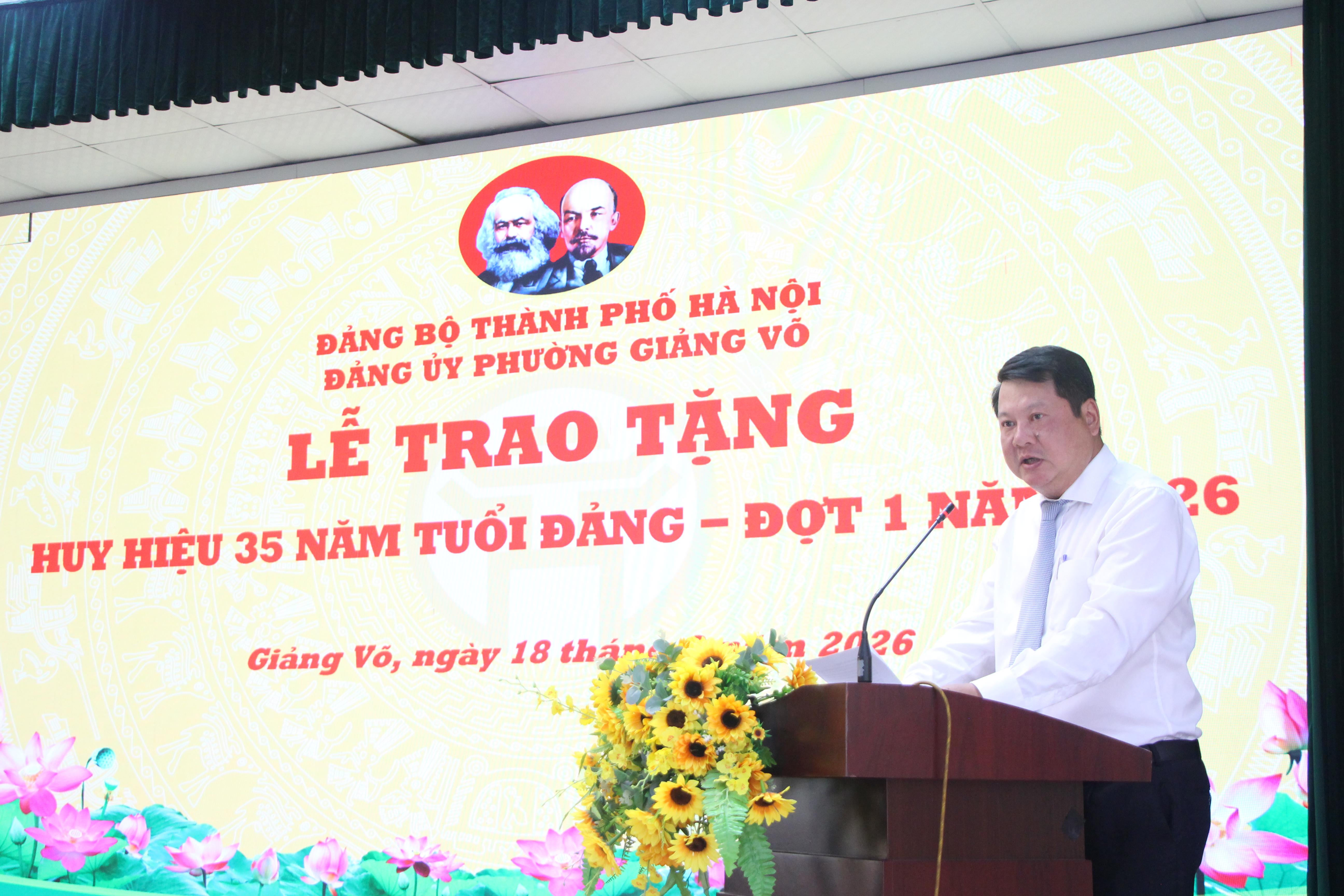 Phường Giảng Võ trao Huy hiệu 35 năm tuổi Đảng, tôn vinh hành trình bền bỉ cống hiến