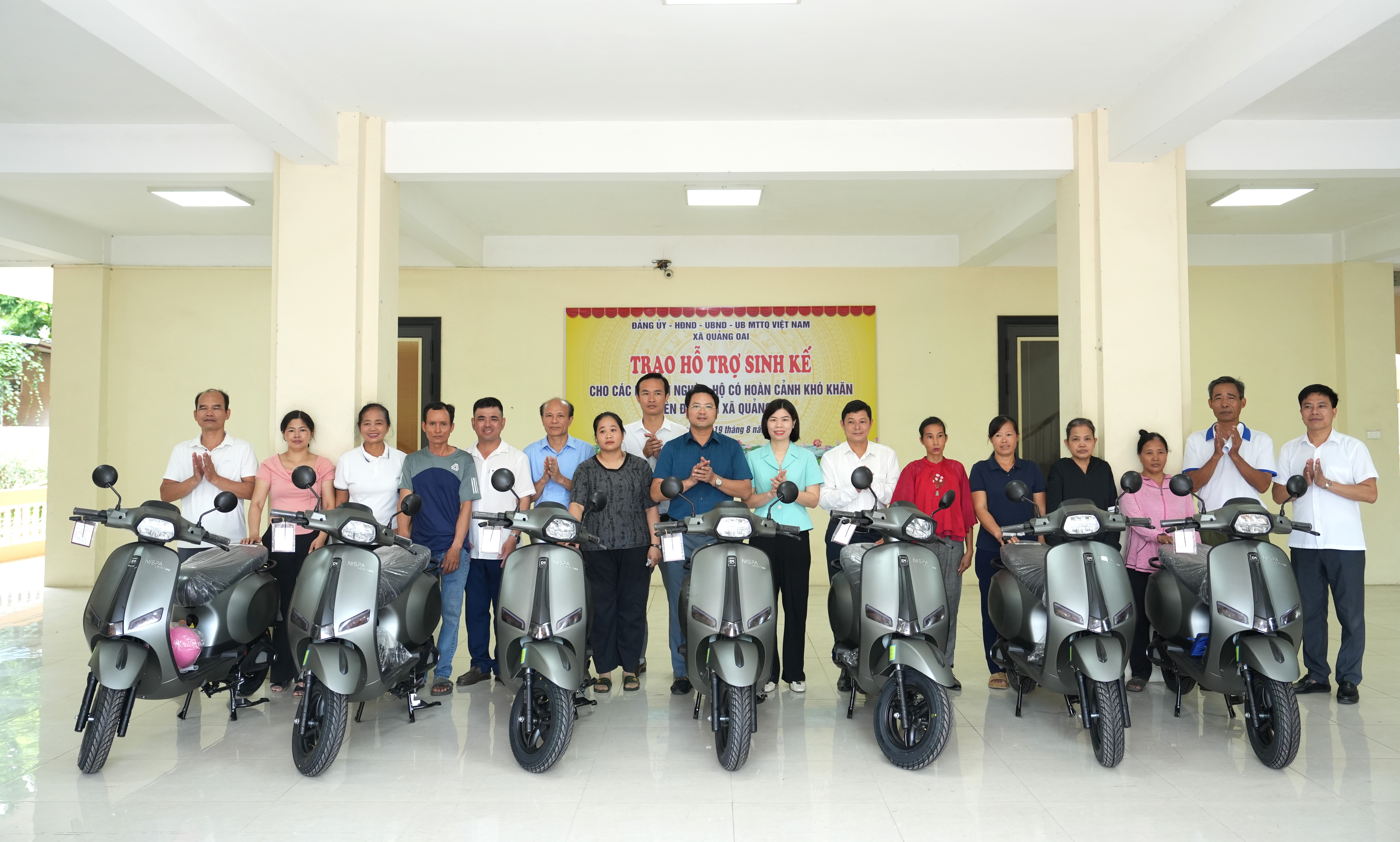 Xã Quảng Oai trao sinh kế cho các hộ có hoàn cảnh khó khăn vươn lên trong cuộc sống