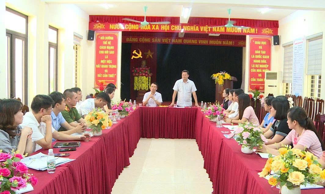 Chủ tịch UBND xã Phúc Lộc kiểm tra công tác chuẩn bị khai giảng năm học mới