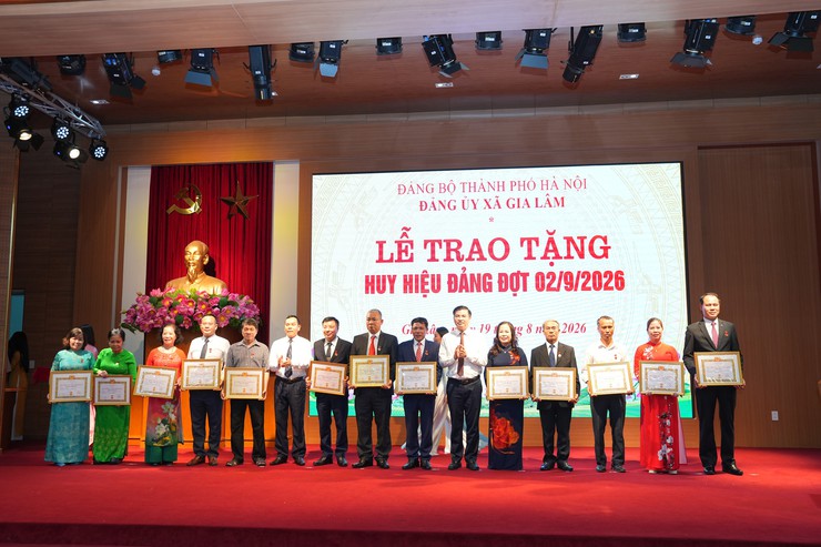 Xã Gia Lâm trao Huy hiệu Đảng, tiếp nối sức mạnh từ những thế hệ đảng viên kiên trung