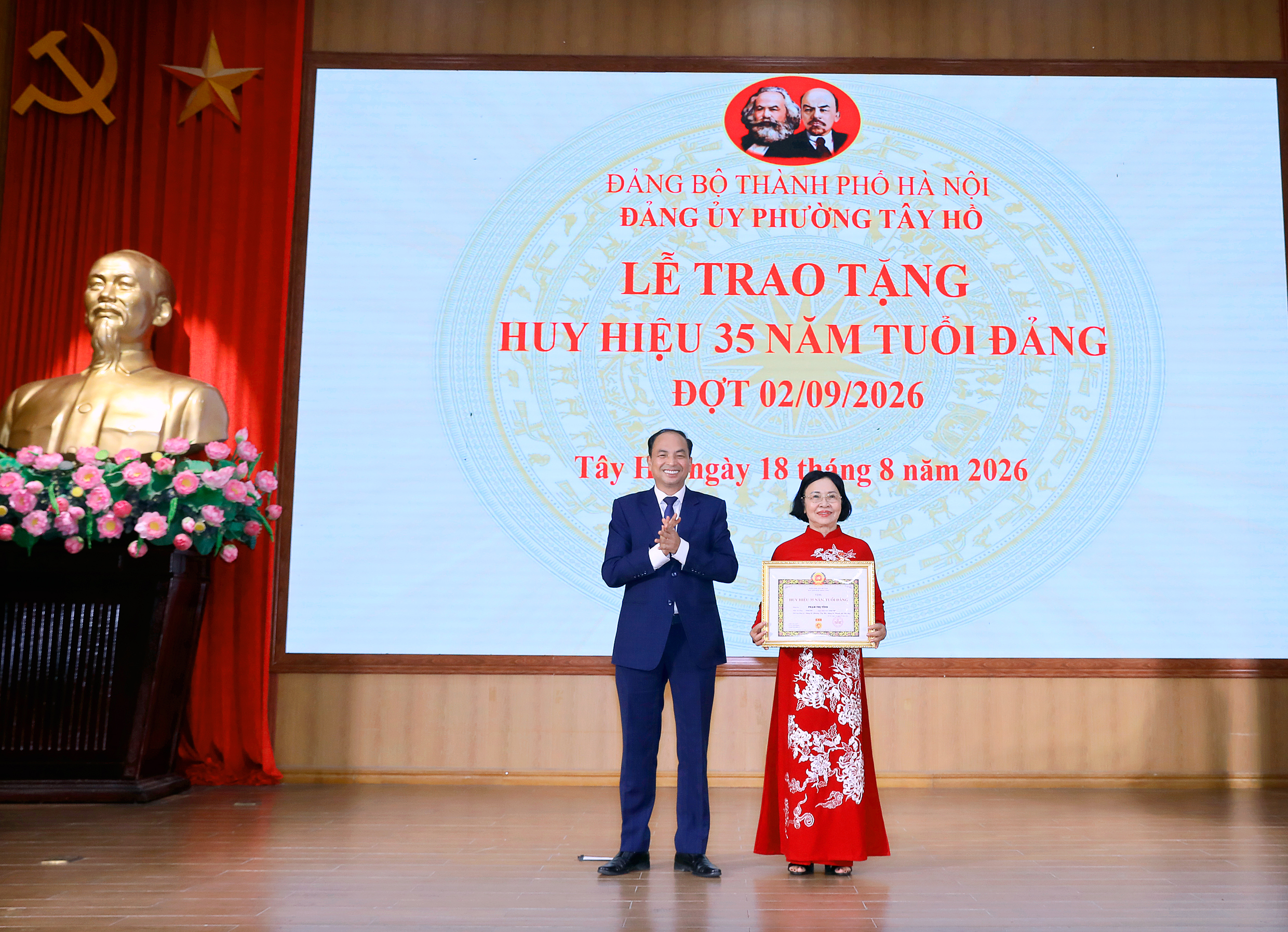 Phường Tây Hồ trao Huy hiệu 35 năm tuổi Đảng, tiếp nối mạch nguồn cống hiến