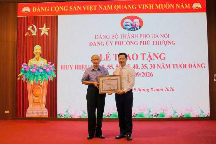 Phường Phú Thượng trao Huy hiệu Đảng: Tri ân những cống hiến của đảng viên lão thành
