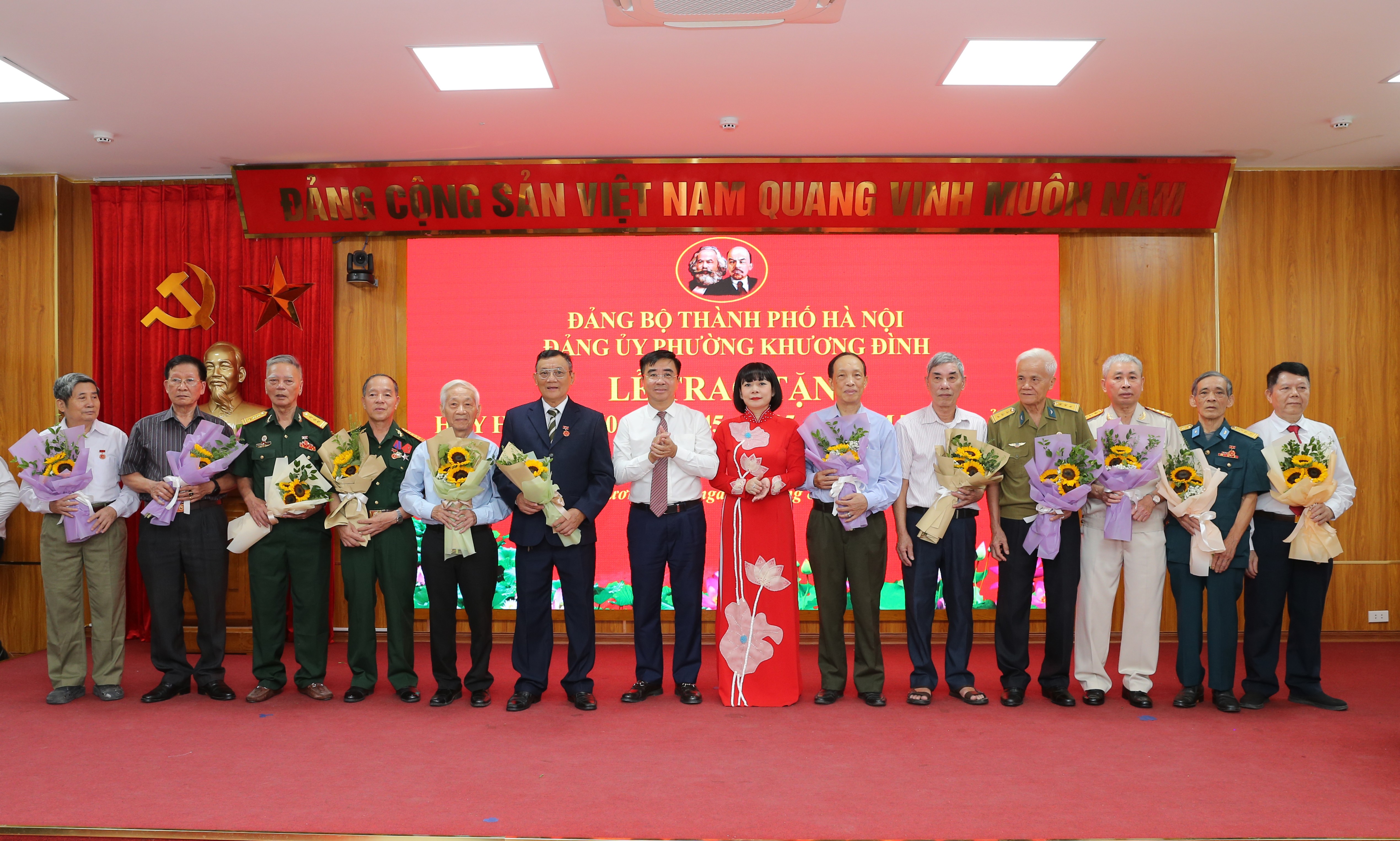Phường Khương Đình trao Huy hiệu Đảng, trân trọng những cống hiến bền bỉ của 307 đảng viên