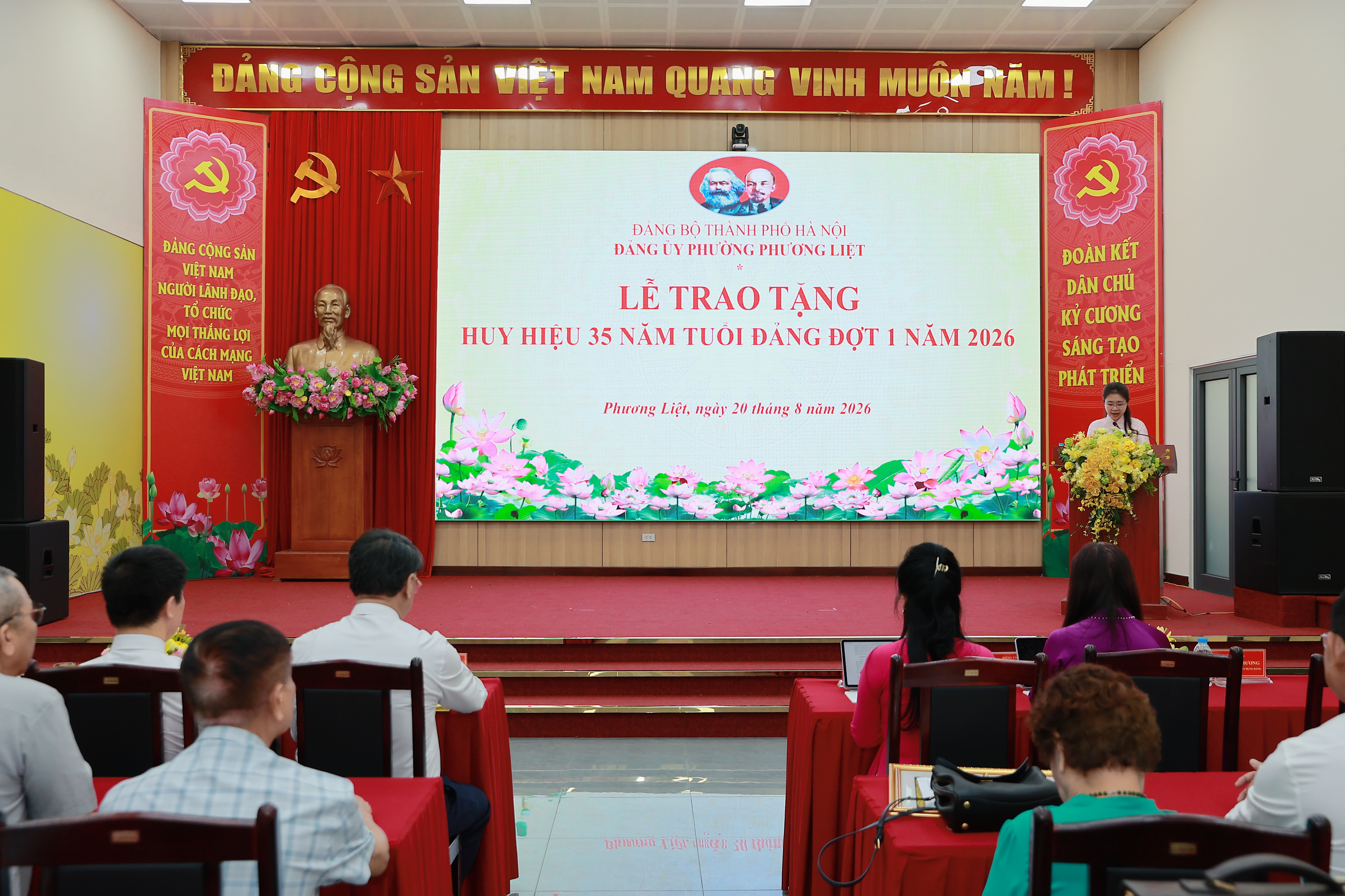 Phường Phương Liệt: 200 đảng viên được nhận Huy hiệu 35 năm tuổi Đảng