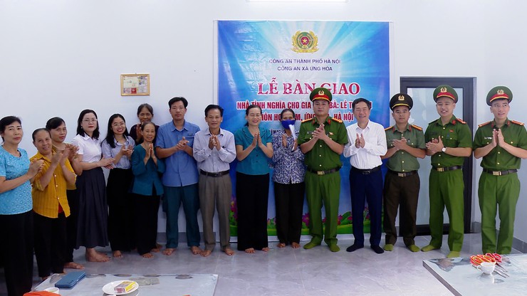 Công an xã Ứng Hòa trao mái ấm nghĩa tình, tiếp sức cho gia đình có hoàn cảnh khó khăn ổn định cuộc sống