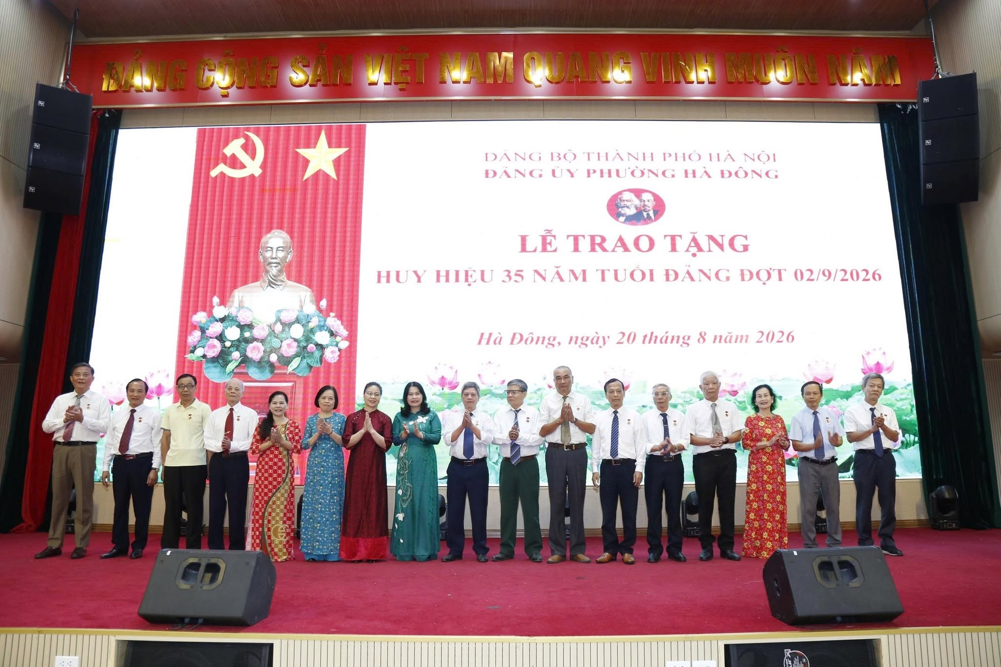 Phường Hà Đông trao Huy hiệu Đảng, tôn vinh 350 đảng viên qua 35 năm rèn luyện, cống hiến