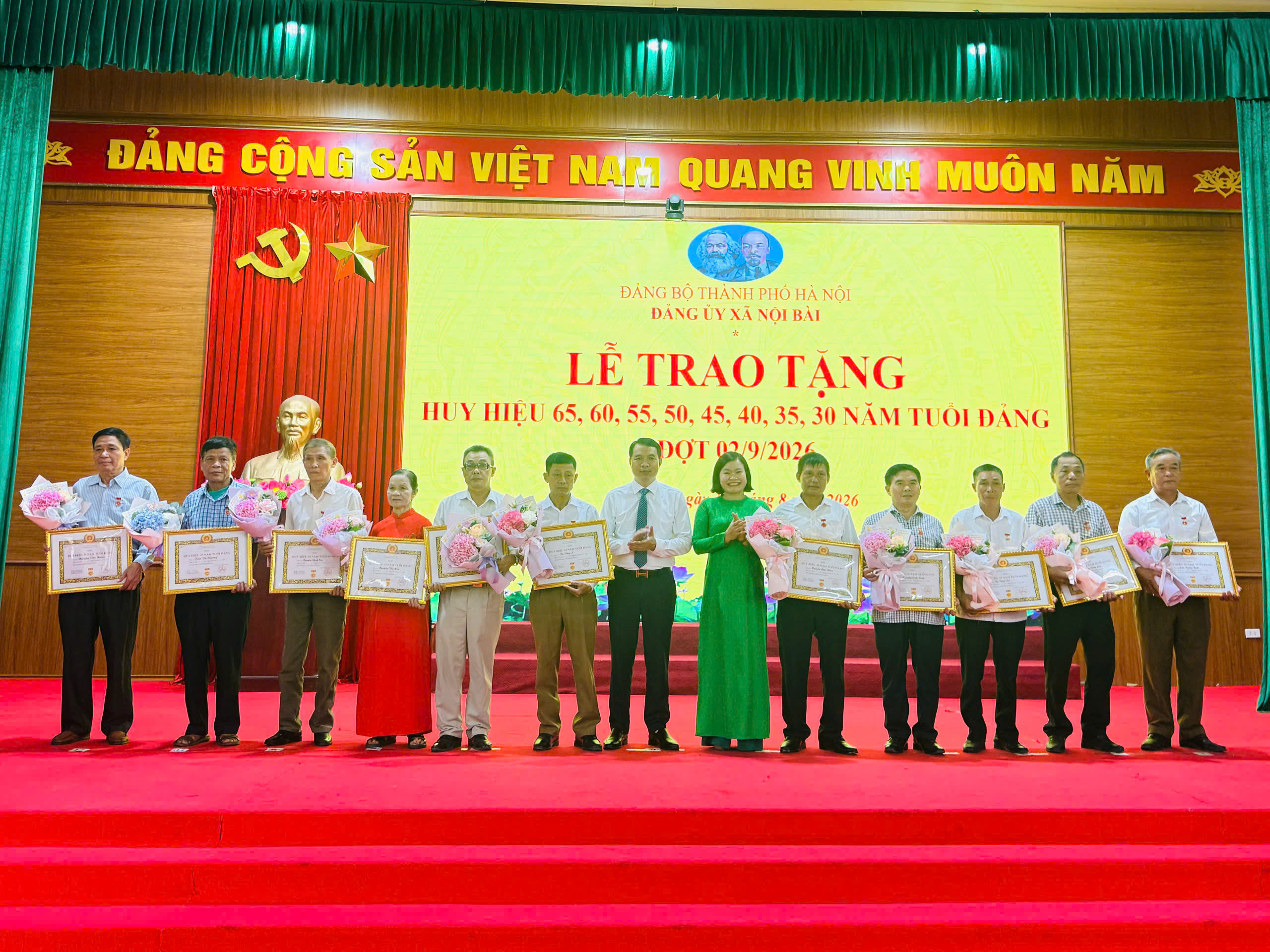 Xã Nội Bài trao Huy hiệu Đảng, tiếp nối ngọn lửa cống hiến qua các thế hệ đảng viên