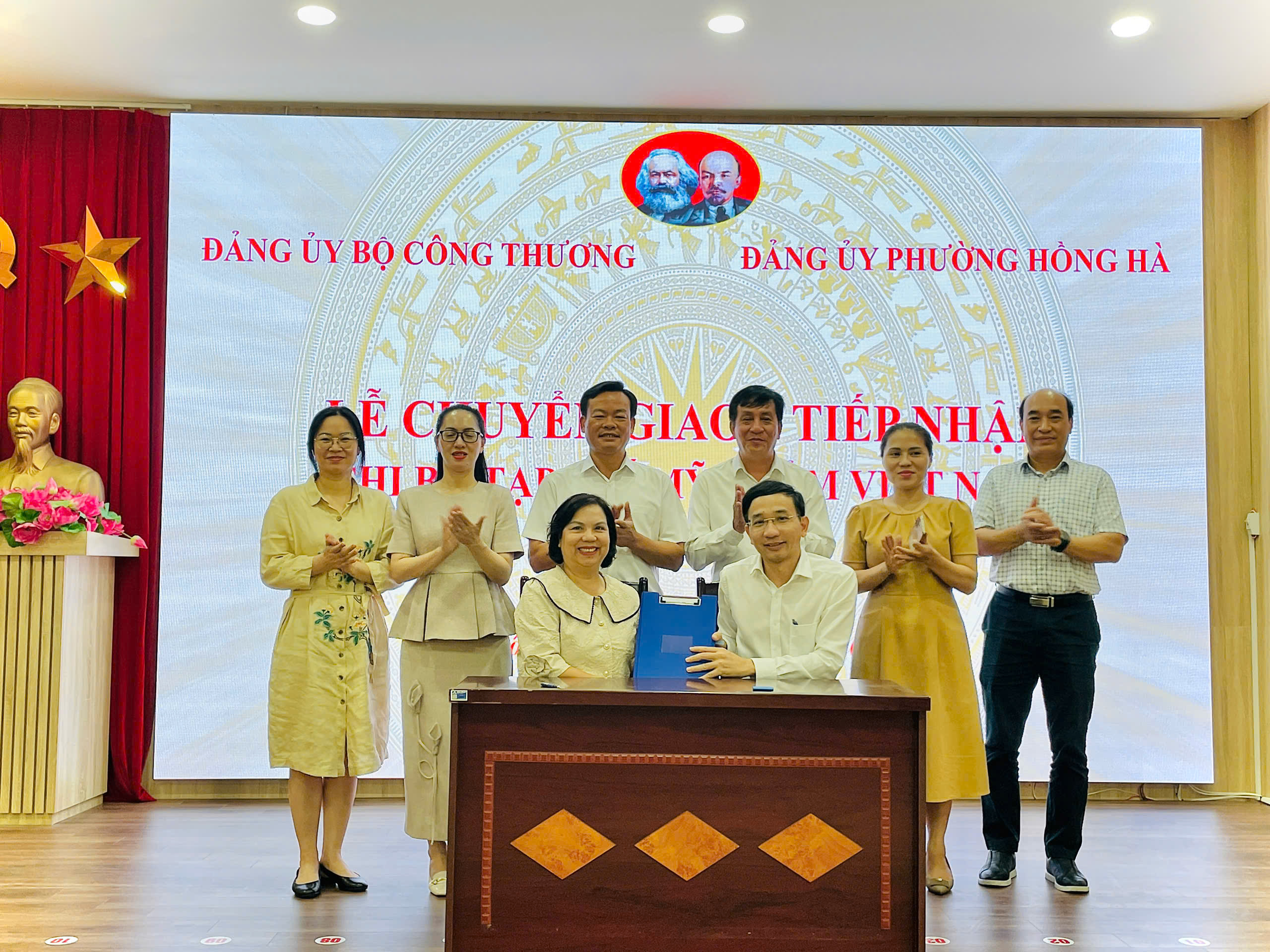 Đảng uỷ phường Hồng Hà tiếp nhận Chi bộ Tạp chí Mỹ phẩm Việt Nam, củng cố tổ chức Đảng cơ sở