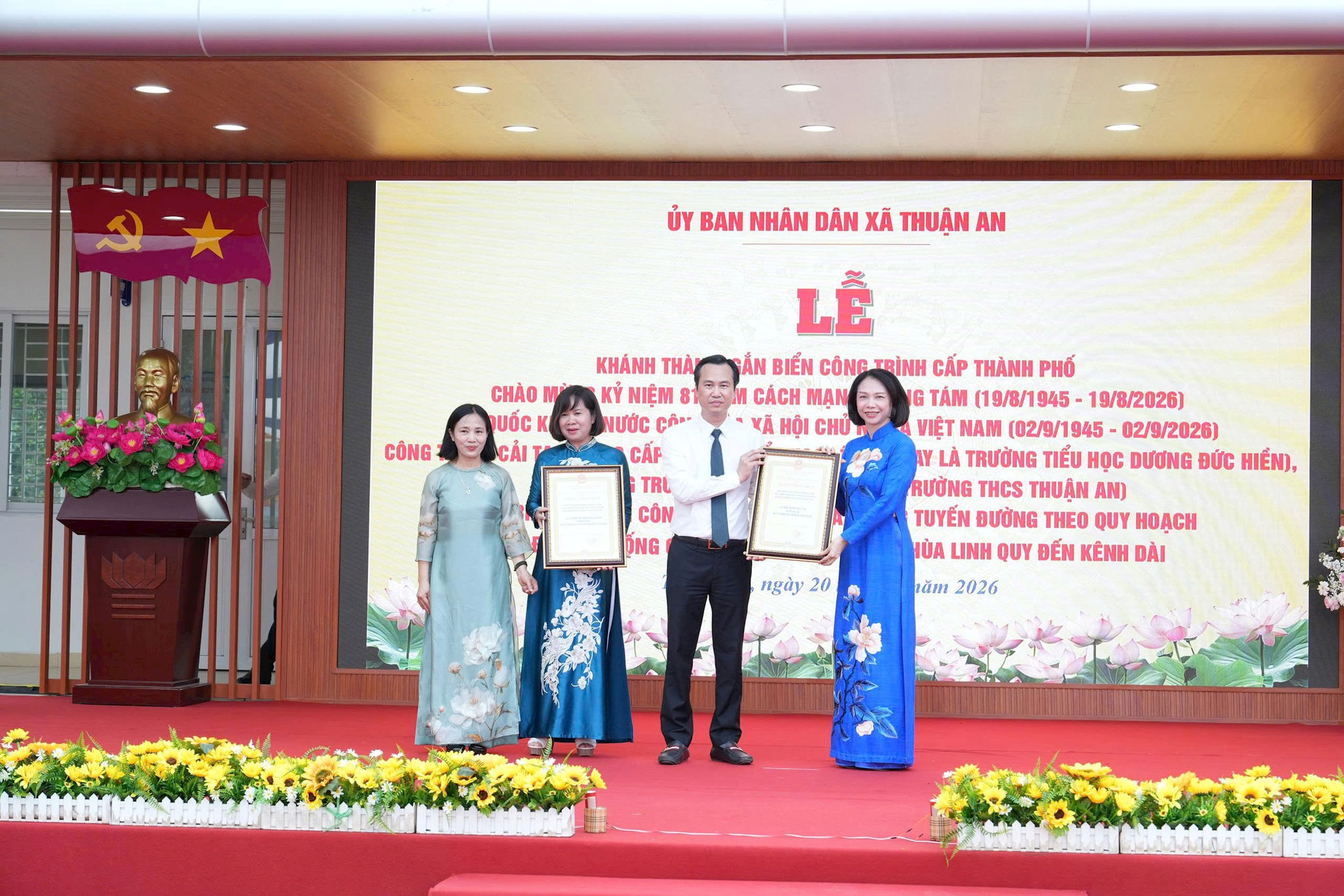 Phó Chủ tịch UBND thành phố Hà Nội Vũ Thu Hà dự khánh thành hai trường học tại xã Thuận An