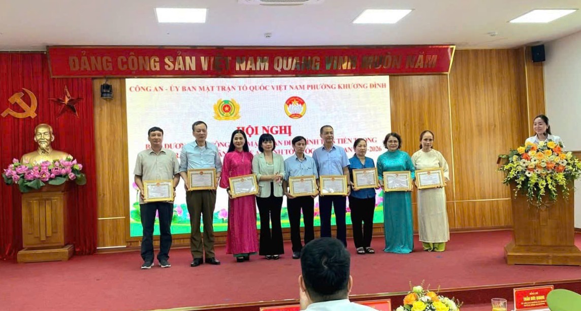 Phường Khương Đình tôn vinh những điển hình tiên tiến trong phong trào bảo vệ an ninh Tổ quốc