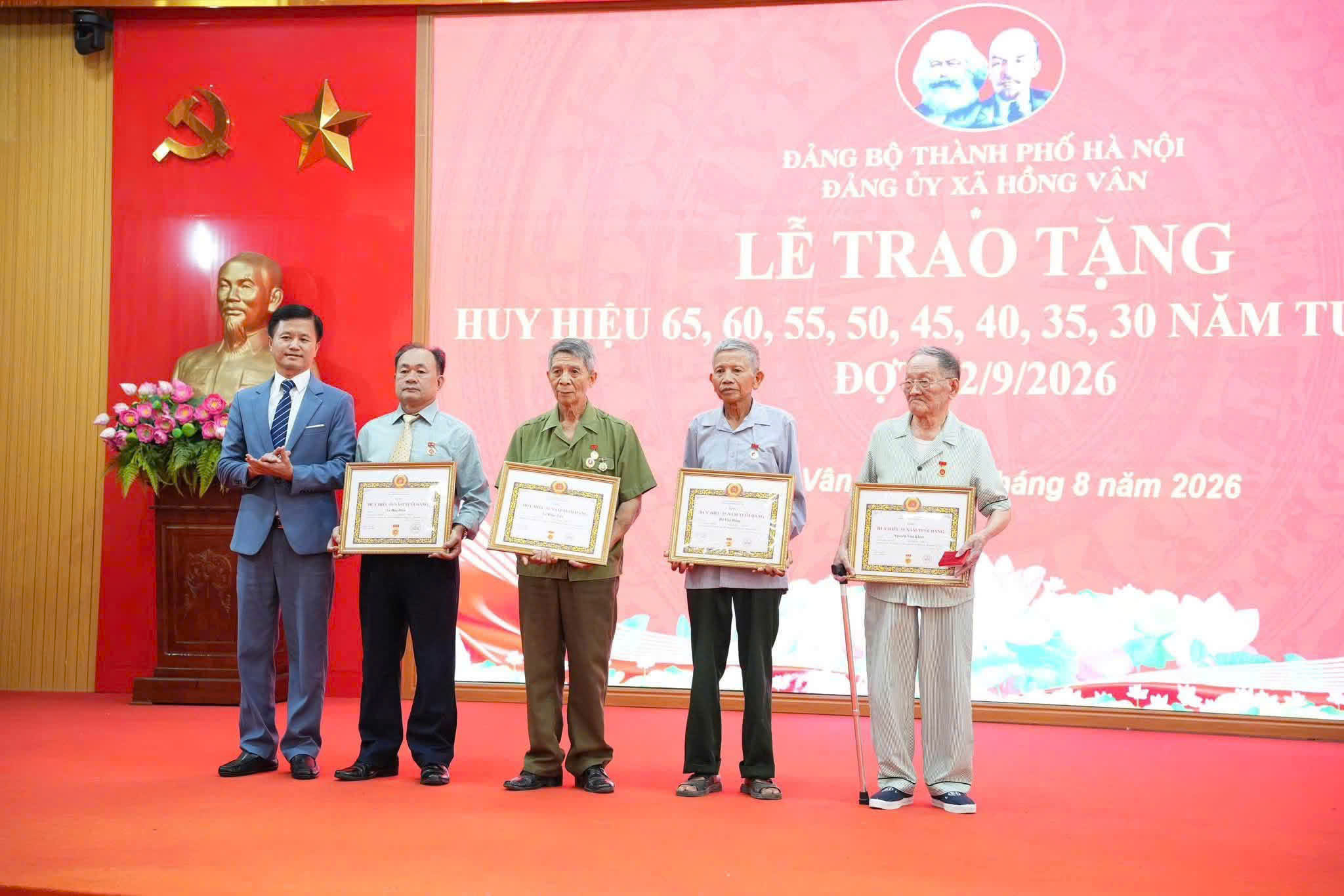 Đảng bộ xã Hồng Vân: 77 đảng viên được trao tặng, truy tặng huy hiệu Đảng đợt 02-9