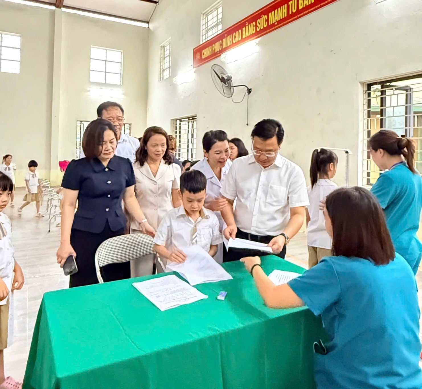 Đảm bảo sức khỏe học sinh đầu năm học: Bí thư Đảng ủy xã Hoài Đức kiểm tra công tác khám sức khỏe tại Trường Tiểu học & Trung học cơ sở Vạn Xuân
