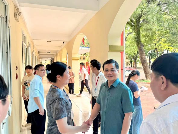 Bí thư Đảng uỷ xã Thạch Thất thăm, động viên công tác khám sức khỏe toàn dân