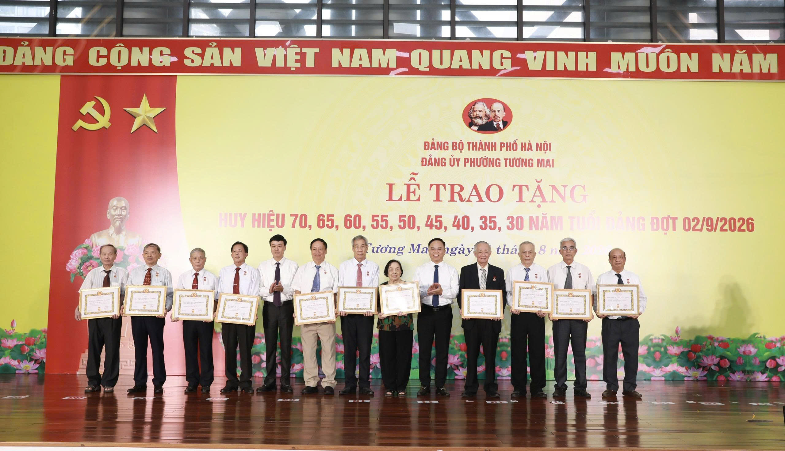 Phường Tương Mai trao Huy hiệu Đảng, tôn vinh 348 đảng viên qua nhiều thế hệ