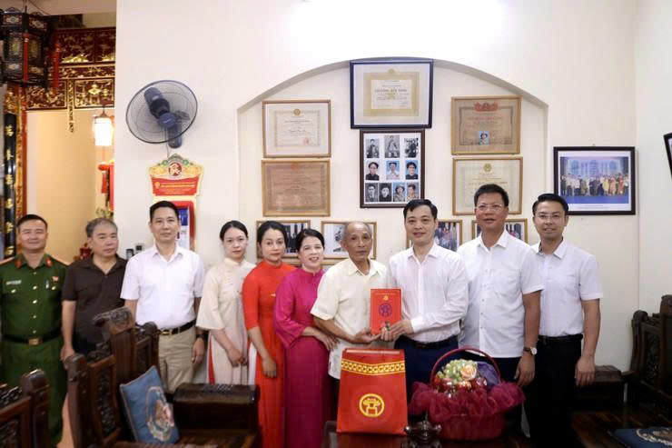 Lãnh đạo Phú Thượng thăm, tặng quà người có công nhân dịp Quốc khánh 2-9