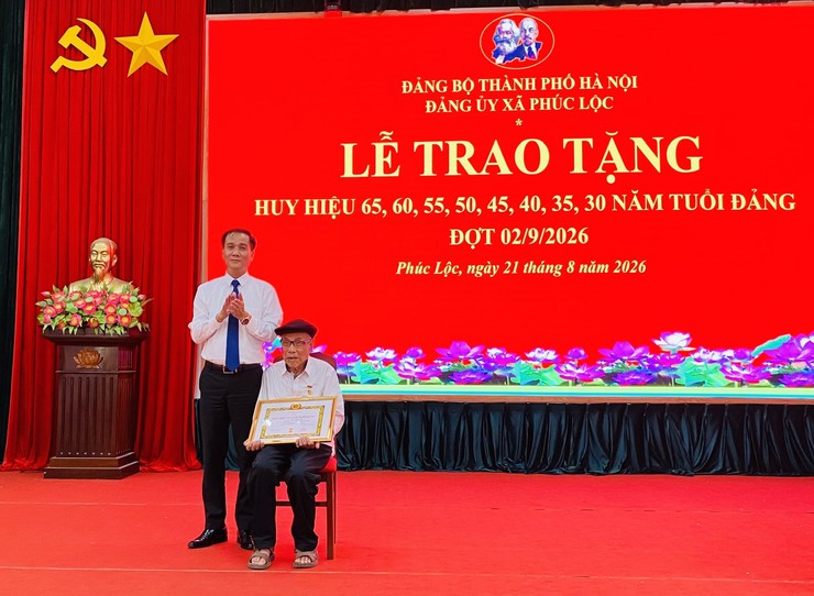 Xã Phúc Lộc trao Huy hiệu Đảng cho 135 đảng viên dịp Quốc khánh 2-9