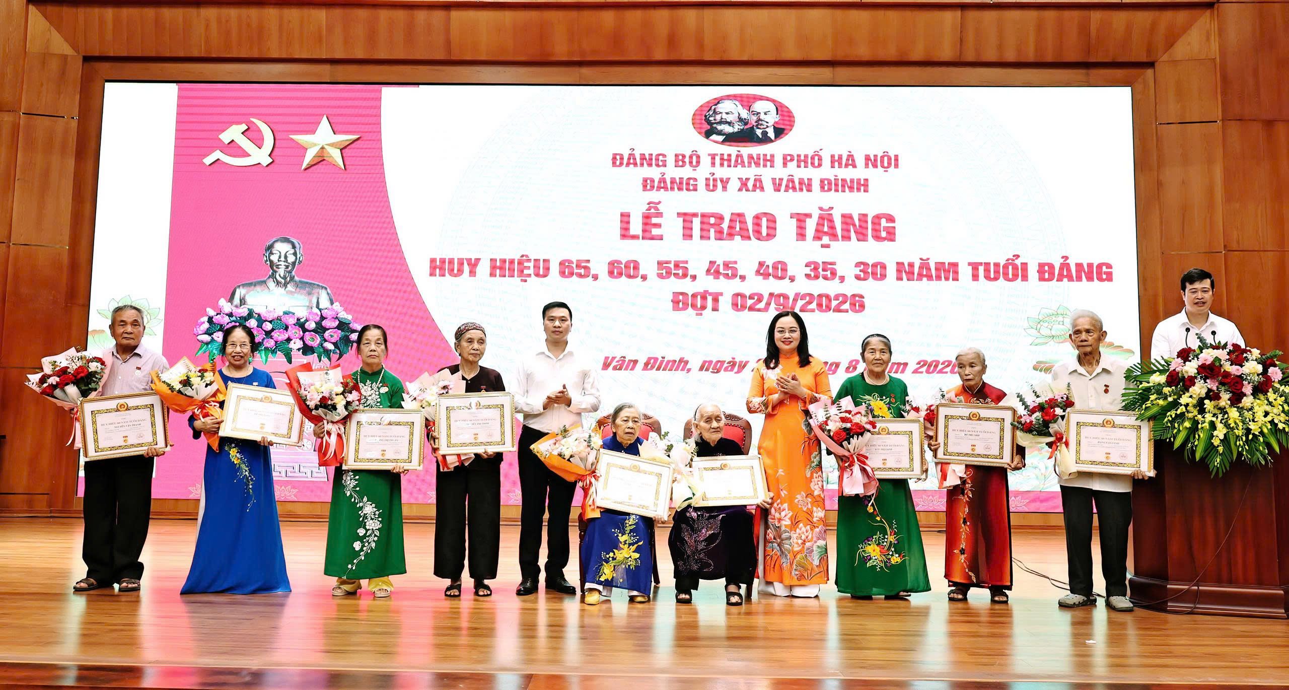 Đảng bộ xã Vân Đình có 70 đảng viên được trao tặng, truy tặng Huy hiệu Đảng đợt 02-9-2026