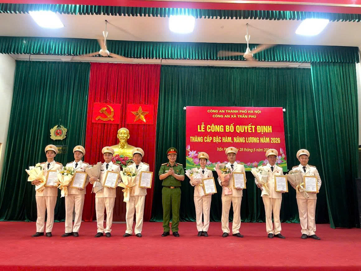 Công an xã Trần Phú trao quyết định, ghi nhận quá trình rèn luyện và cống hiến của cán bộ, chiến sĩ