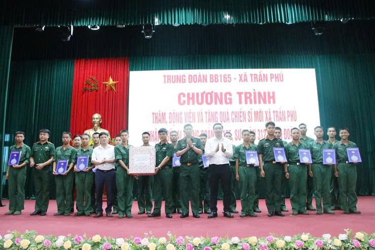 Xã Trần Phú tiếp thêm động lực cho 18 chiến sĩ mới vững bước trong quân ngũ