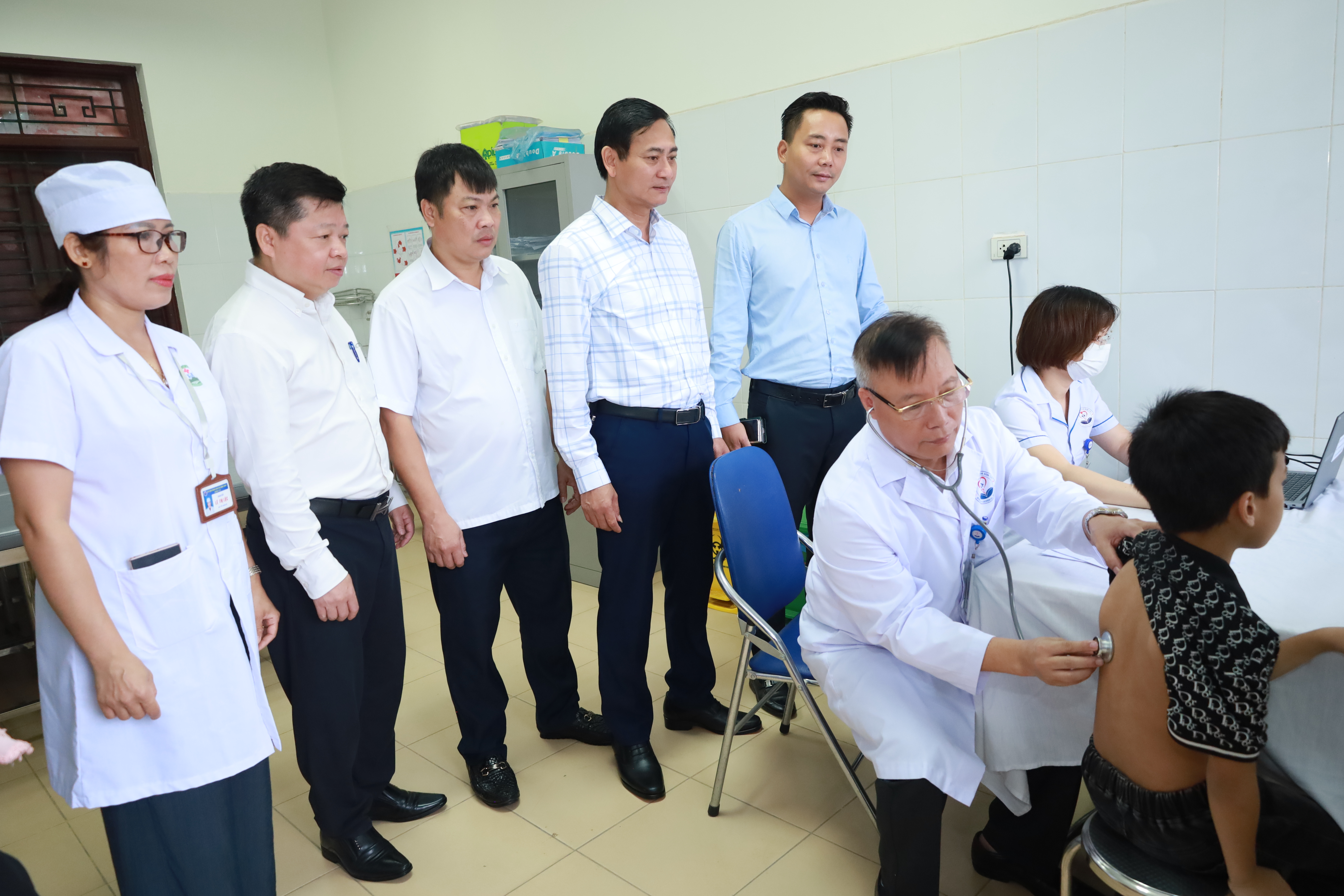 Xã Minh Châu chăm sóc sức khỏe cho 1.256 trẻ em, học sinh trước năm học mới
