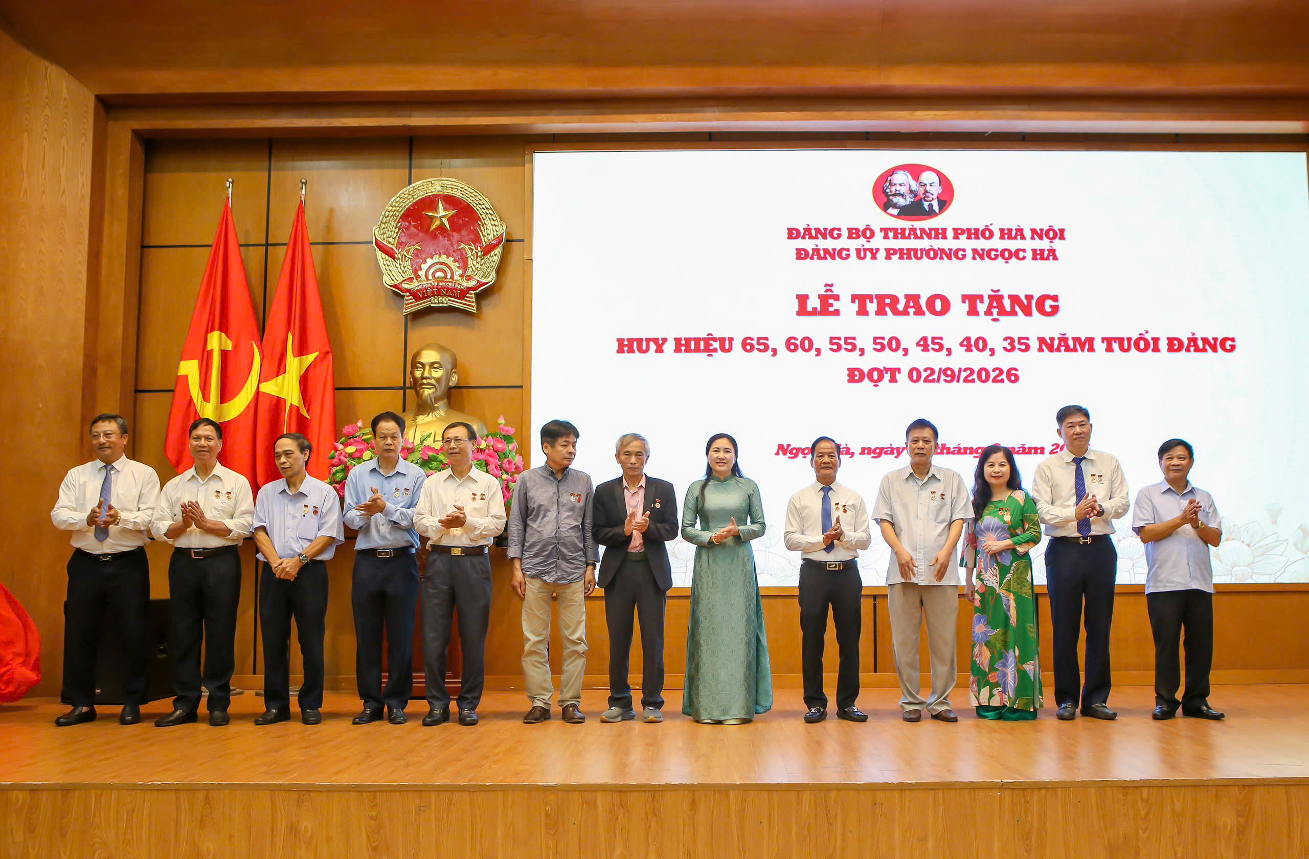 Phường Ngọc Hà trao Huy hiệu Đảng, tri ân 409 đảng viên qua nhiều thế hệ