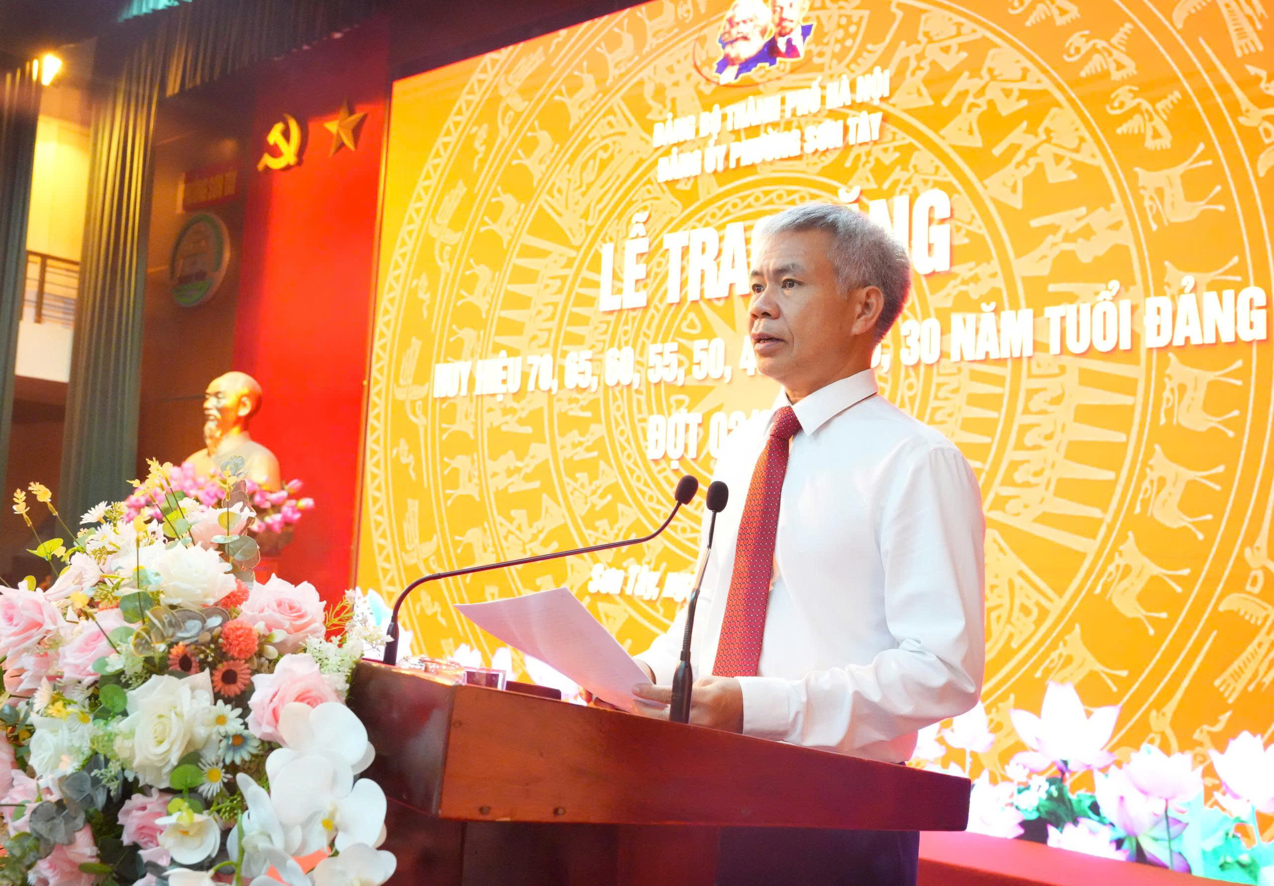 Phường Sơn Tây trao Huy hiệu Đảng, tôn vinh 200 đảng viên qua nhiều thế hệ