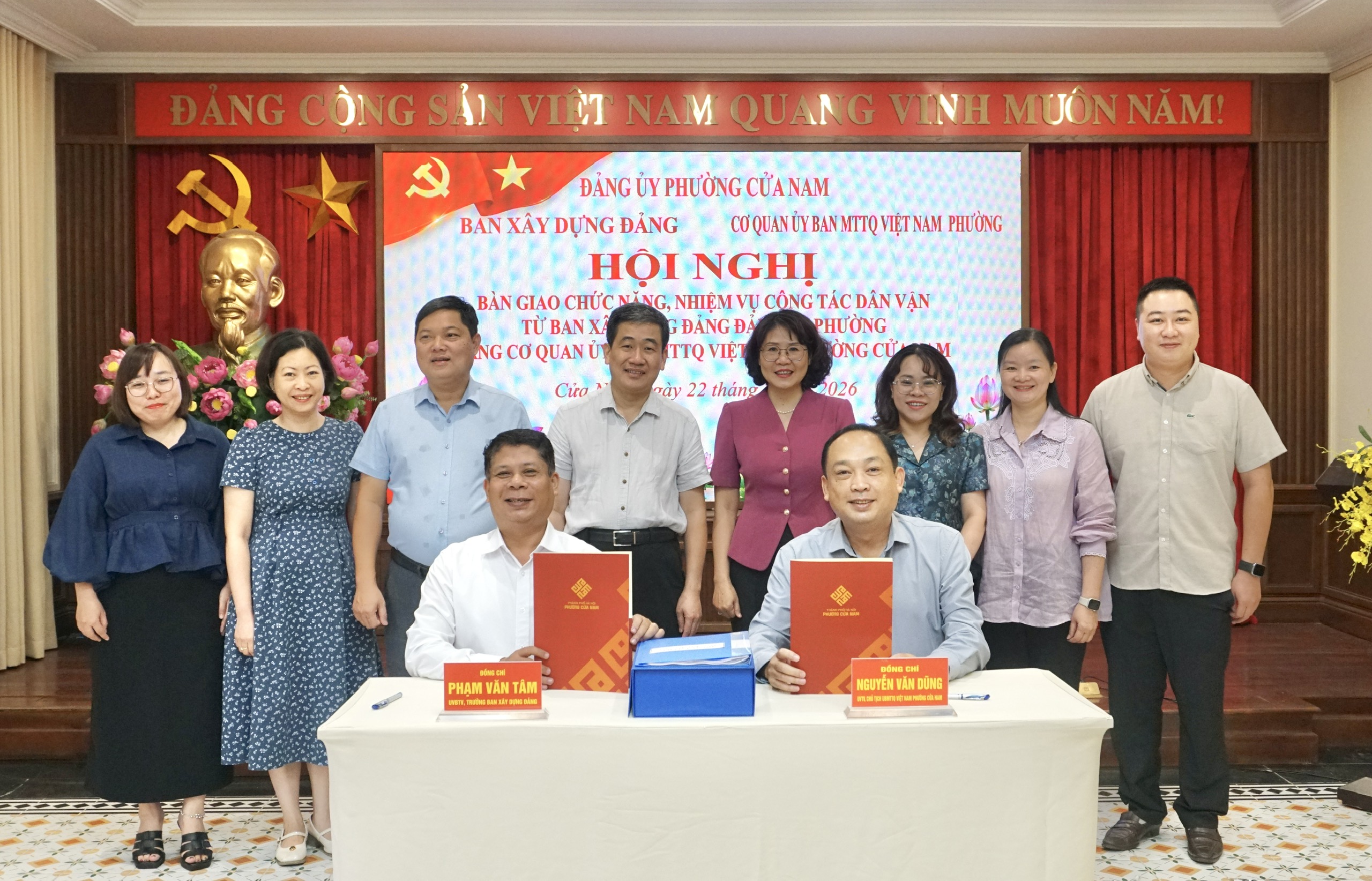 Phường Cửa Nam bàn giao nhiệm vụ tham mưu công tác dân vận, bảo đảm hoạt động thông suốt