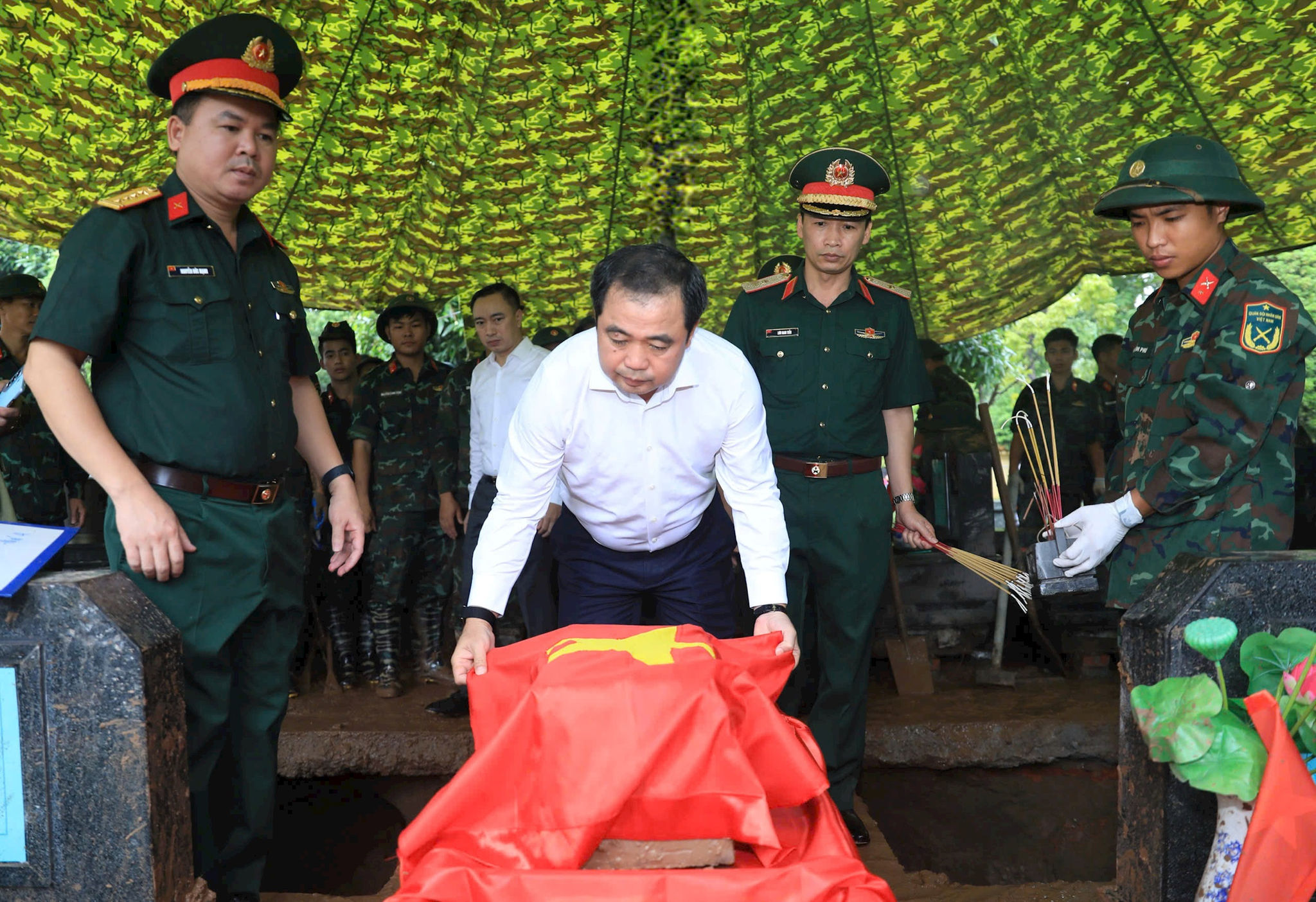 Bí thư Thành ủy Trần Đức Thắng kiểm tra, chỉ đạo và động viên lực lượng tìm kiếm, quy tập hài cốt liệt sĩ tại Nghĩa trang Mai Dịch