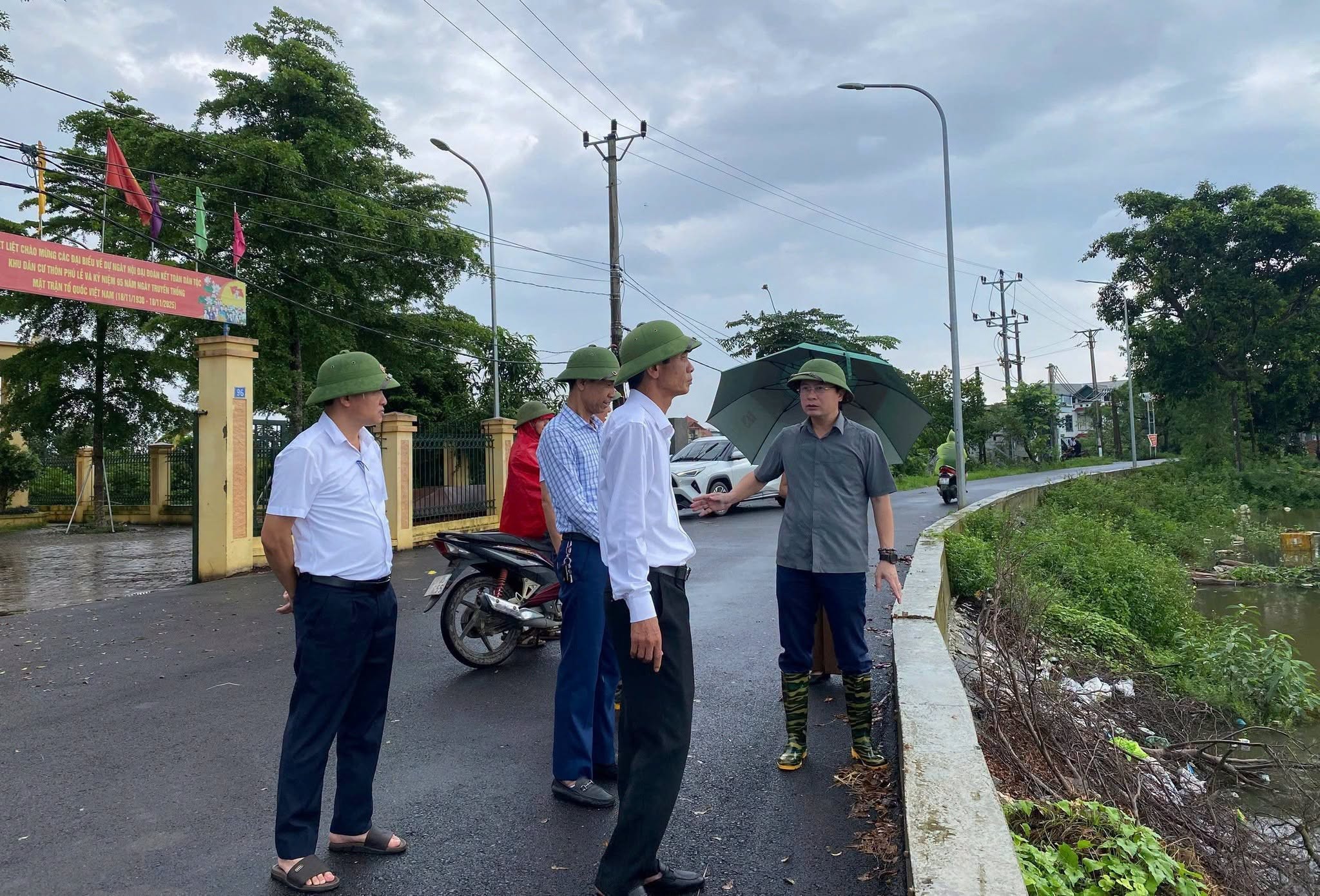 Lãnh đạo xã Hạ Bằng kiểm tra các điểm xung yếu, chủ động ứng phó mưa lũ từ cơ sở