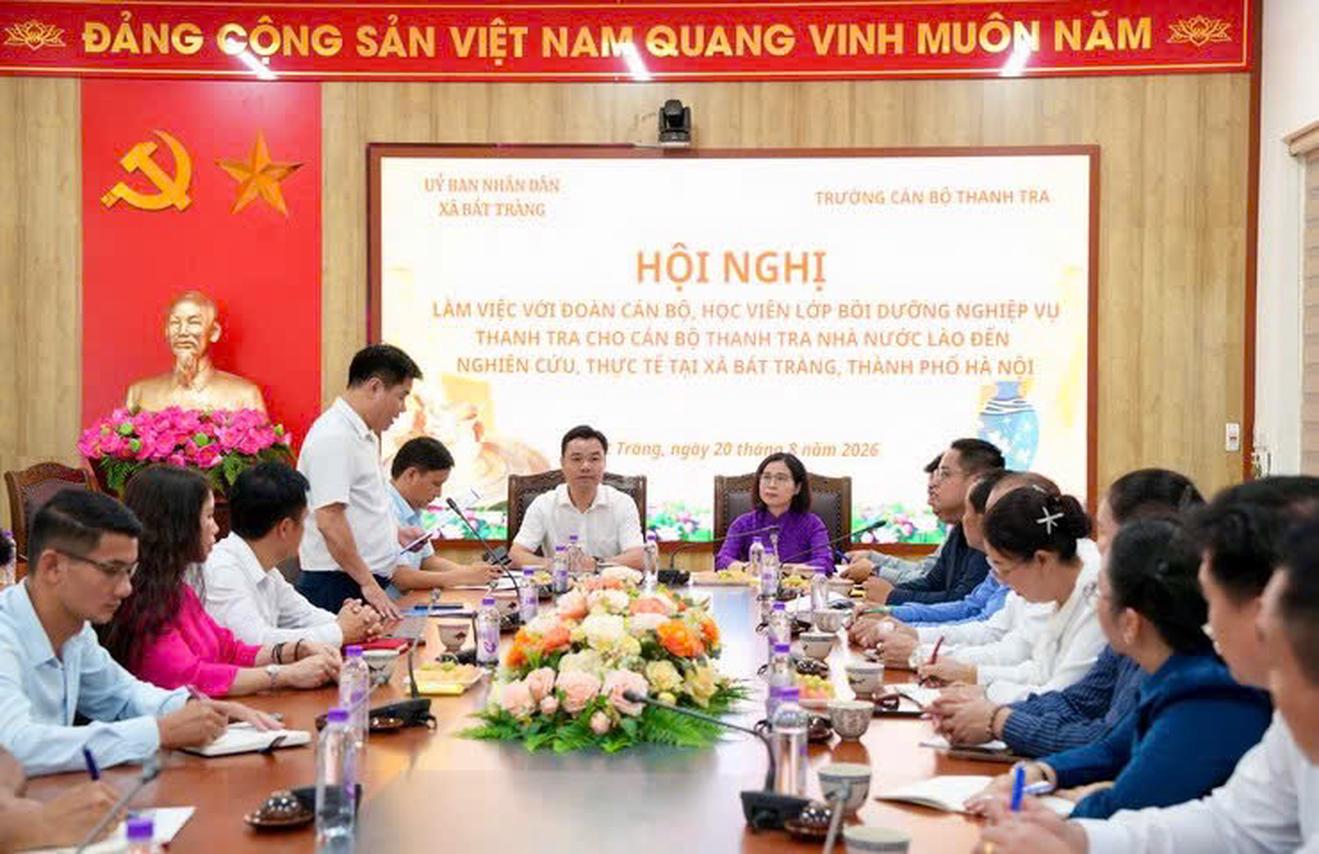 Xã Bát Tràng chia sẻ kinh nghiệm với cán bộ Thanh tra Nhà nước Lào