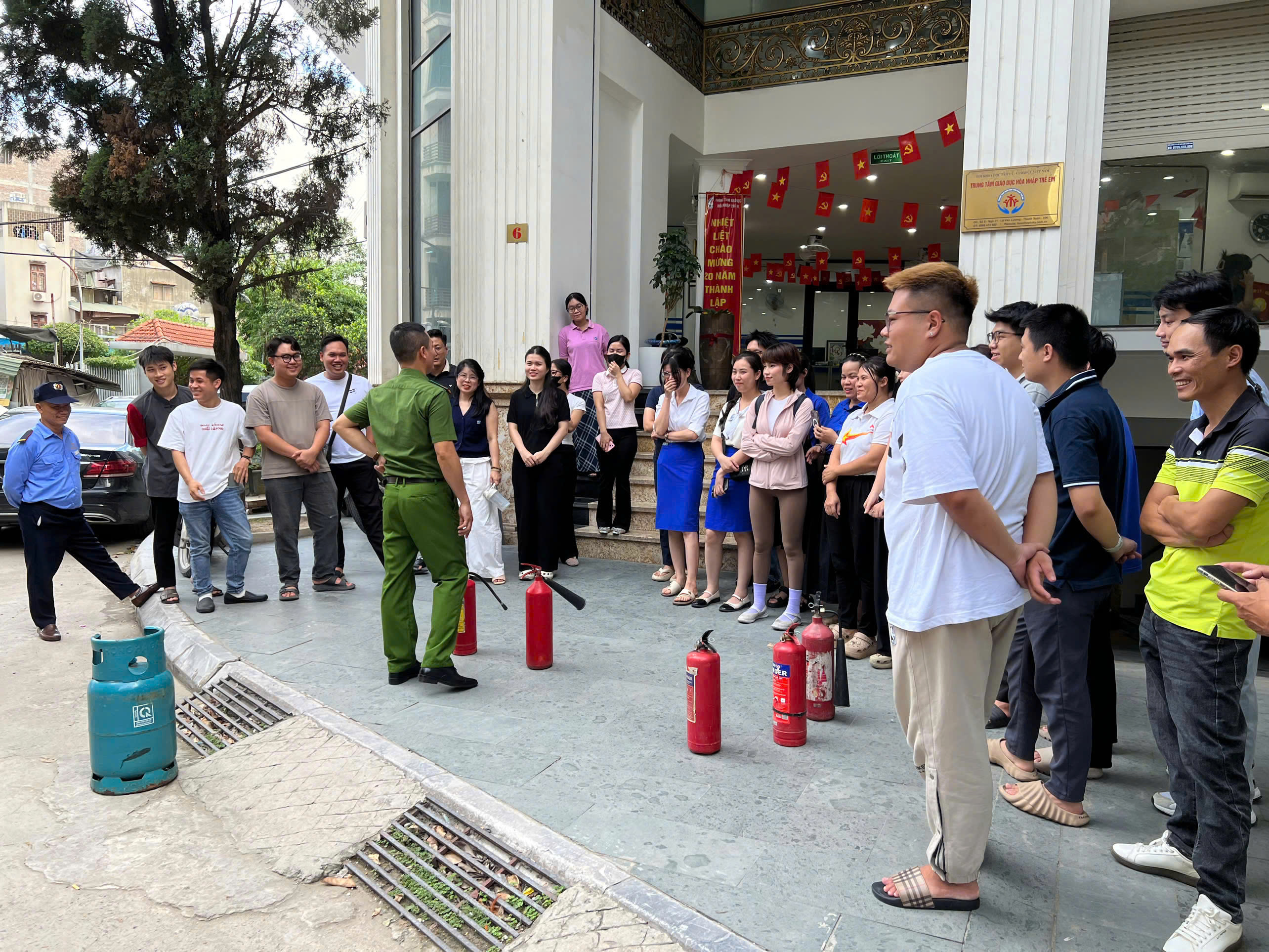Huấn luyện kỹ năng phòng cháy, chữa cháy tại Trung tâm Giáo dục hòa nhập trẻ em