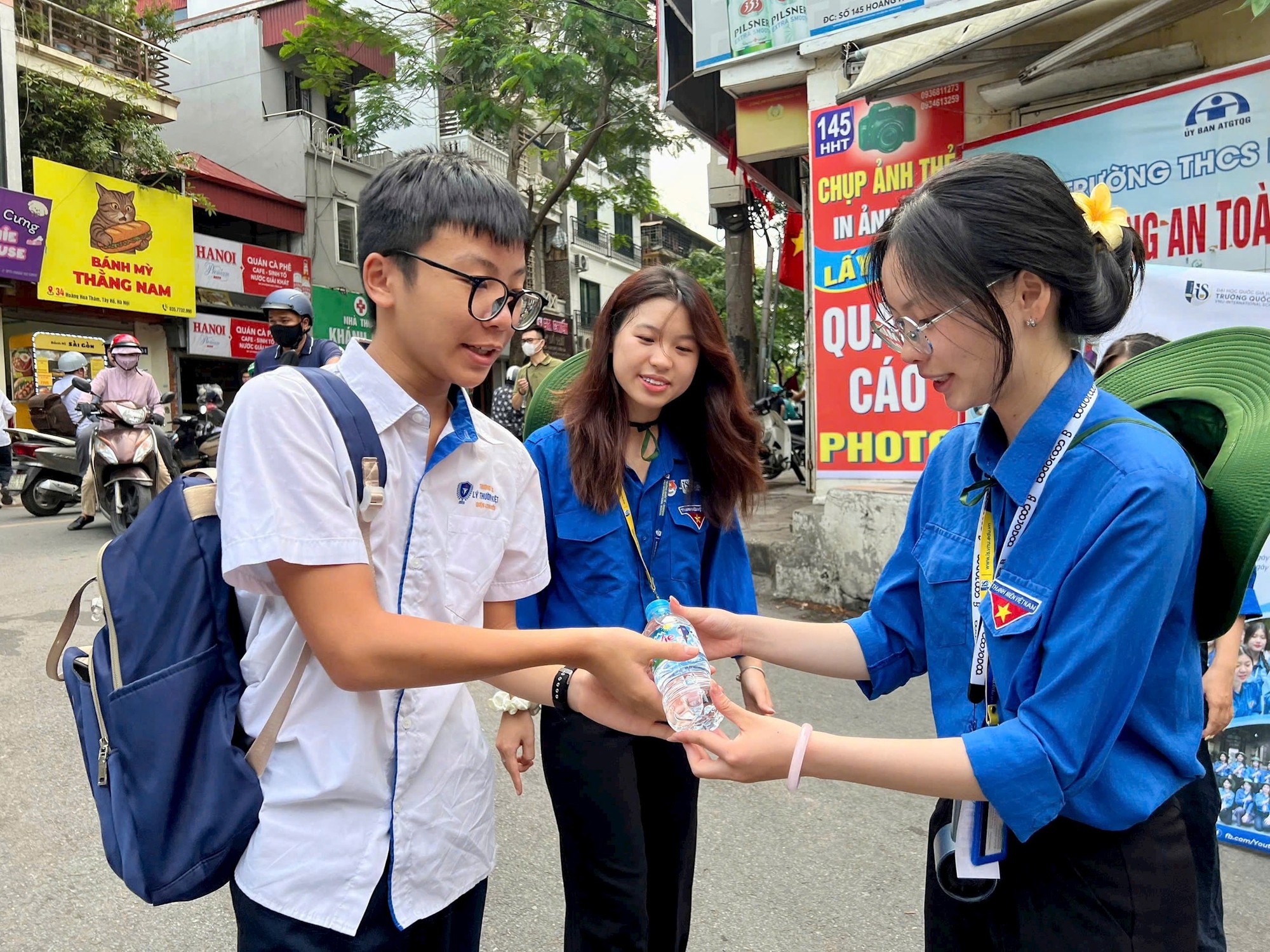 Phường Ngọc Hà: Áo xanh tình nguyện tiếp thêm tự tin cho sĩ tử trước mỗi giờ thi