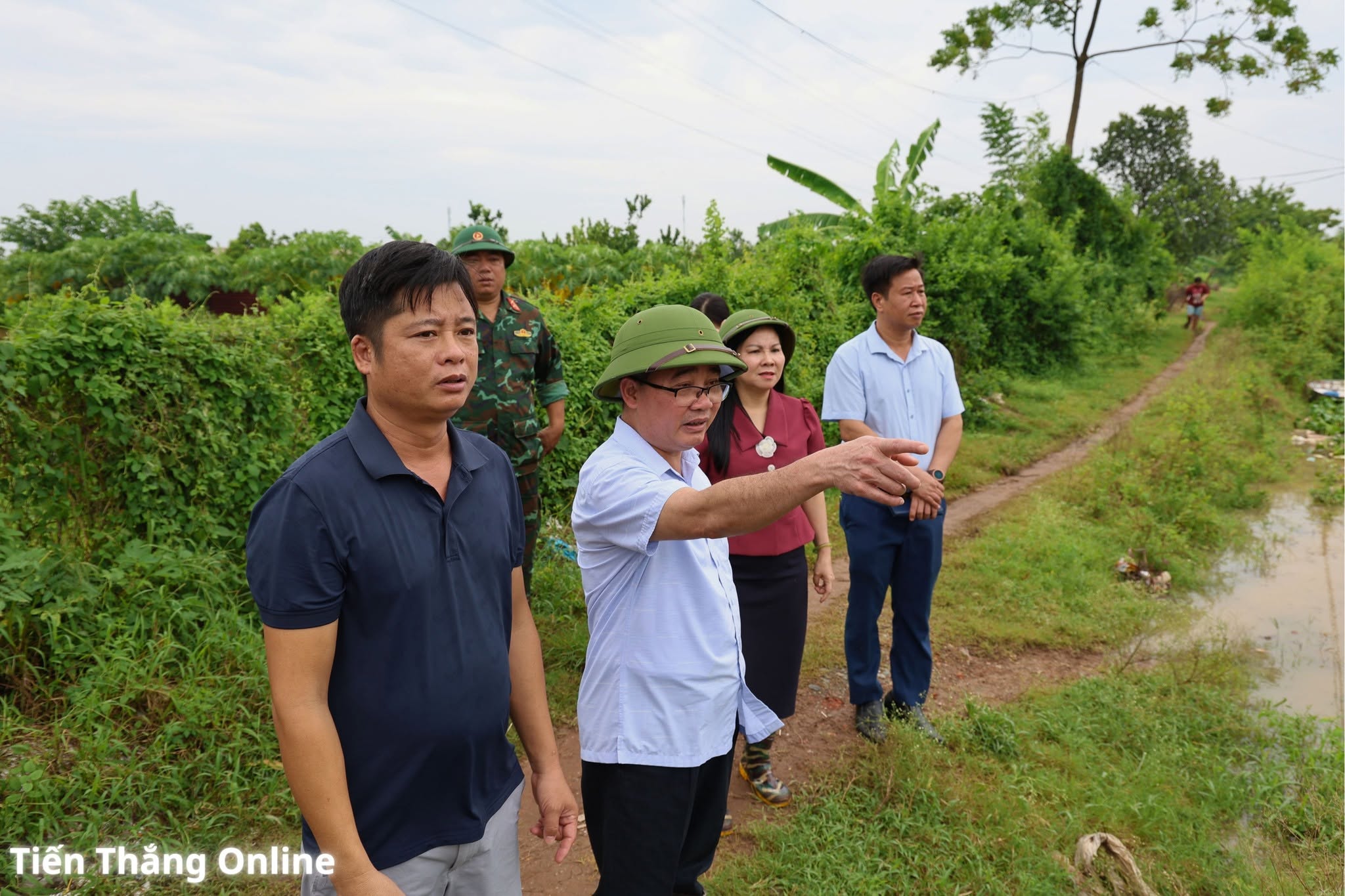 Chủ tịch UBND xã Tiến Thắng kiểm tra tuyến đê sông Cà Lồ tại thôn Bến Ngọc: Chủ động ứng phó nguy cơ do bão số 4