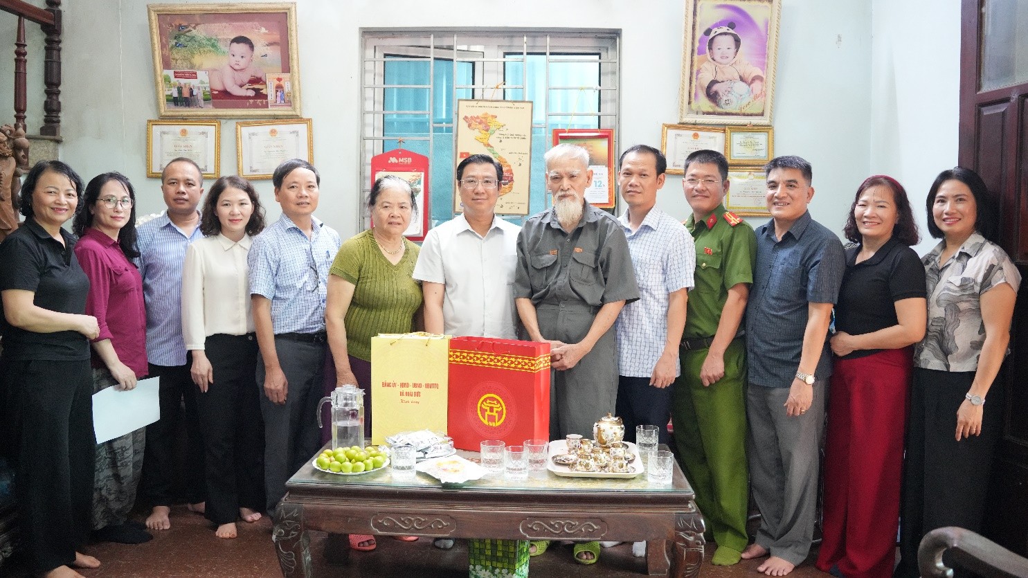 Bí thư Đảng ủy xã Hoài Đức thăm, tặng quà người có công nhân dịp Quốc khánh 2-9