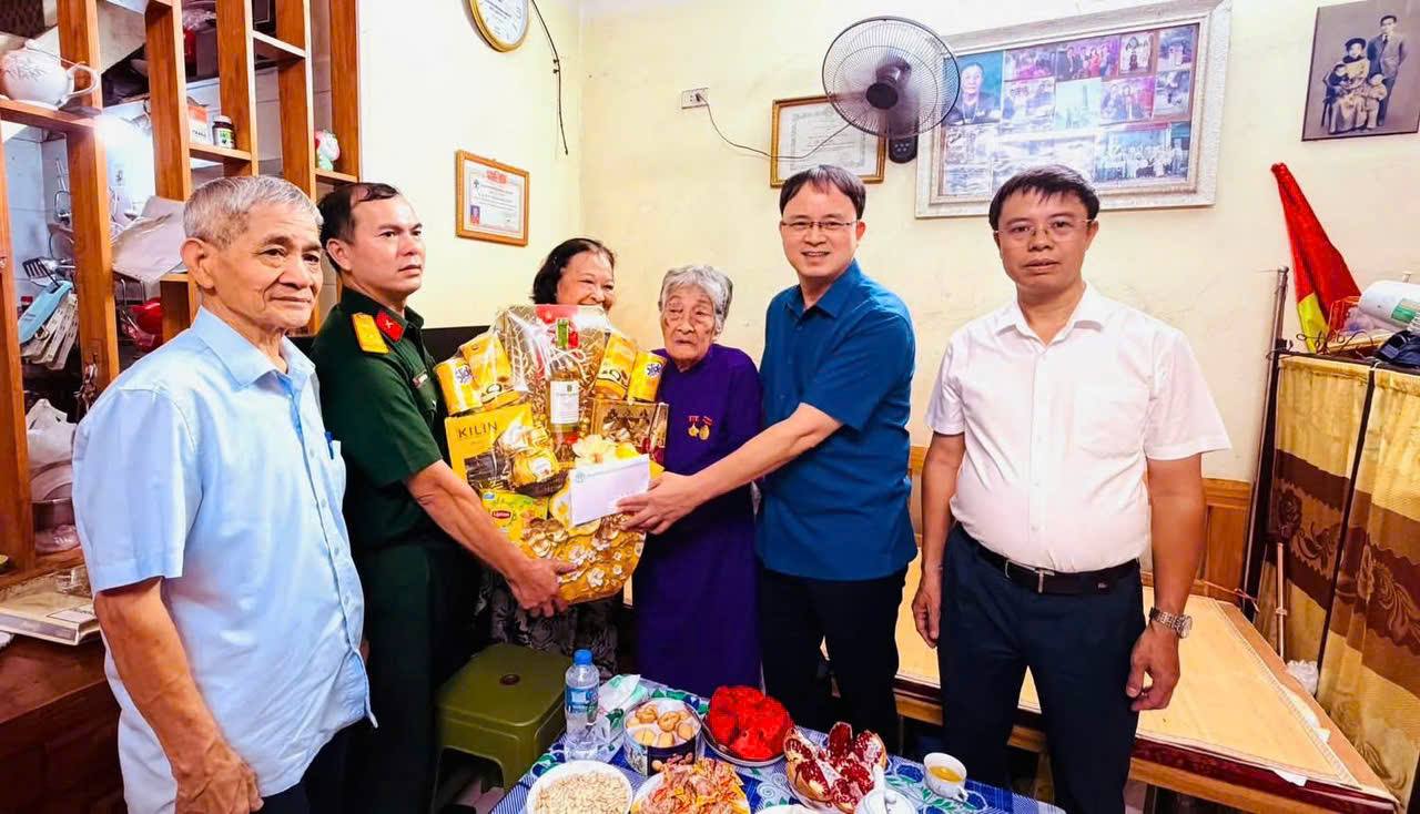 Phường Vĩnh Tuy tri ân người có công, lan tỏa đạo lý “Uống nước nhớ nguồn” dịp Quốc khánh 2-9