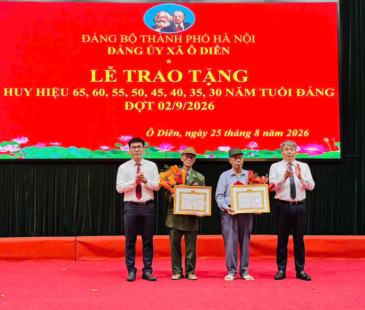 Xã Ô Diên: 130 đảng viên được trao huy hiệu Đảng dịp 02-9-2026, ghi nhận những chặng đường son sắt với Đảng